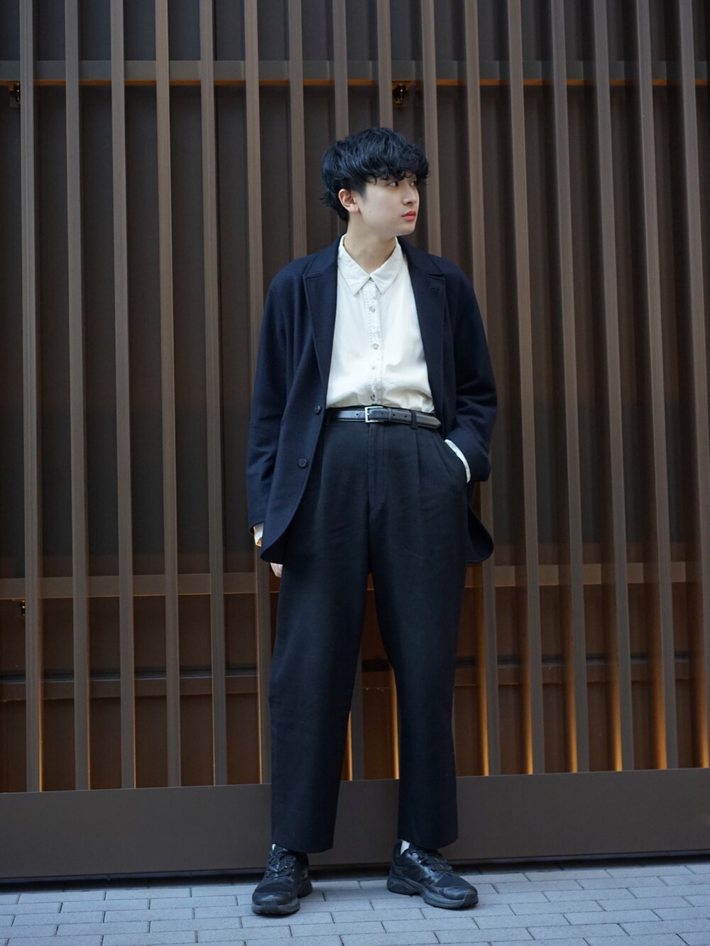 ブラック系のテーラードジャケット、ベージュ系のシャツ/ブラウス、ブラック系のスラックスを着用したメンズの秋コーディネートの3枚目の写真