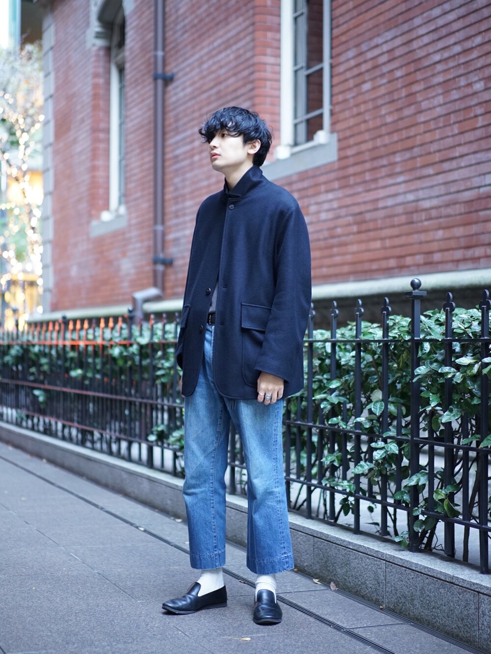 ブラック系のジャケット/アウター、ブルー系のデニムパンツを着用したメンズの秋コーディネートの4枚目の写真