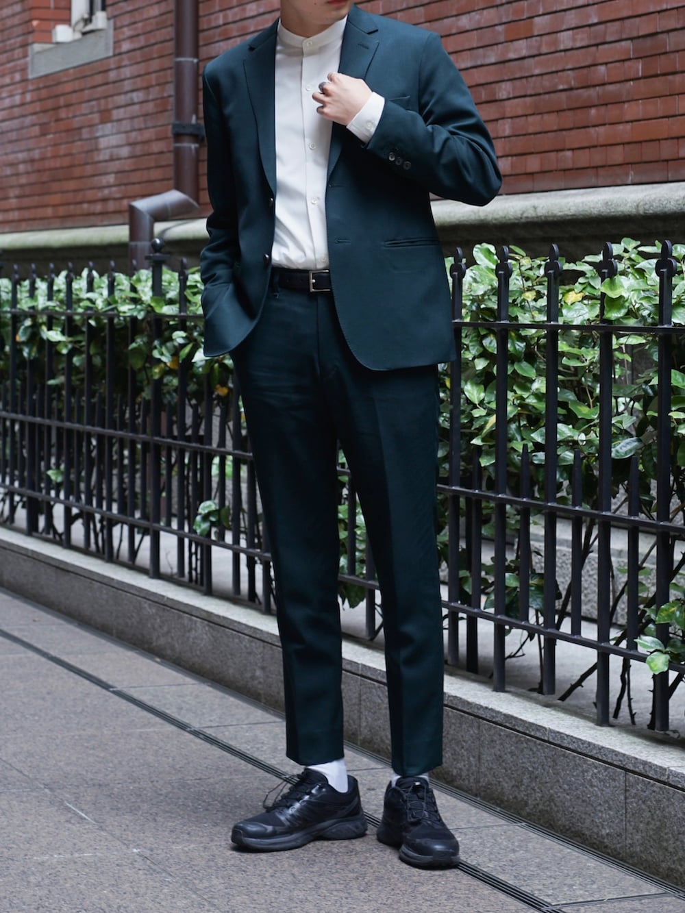 グリーン系のテーラードジャケット、ホワイト系のシャツ/ブラウス、グリーン系のスラックスを着用したメンズの春コーディネートの3枚目の写真