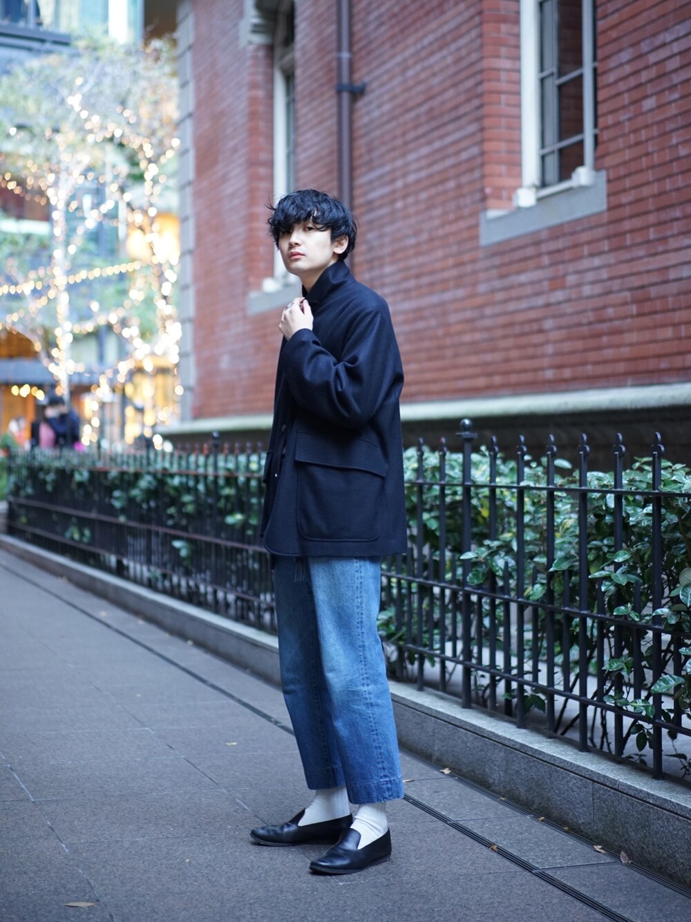 ブラック系のジャケット/アウター、ブルー系のデニムパンツを着用したメンズの秋コーディネートの3枚目の写真