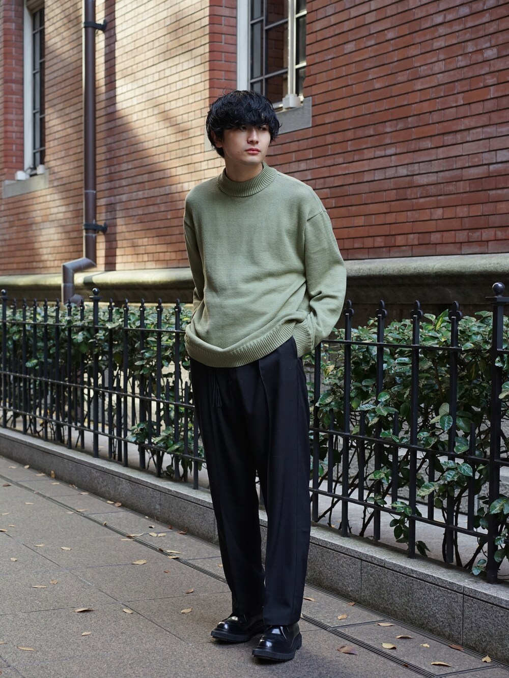ブラック系のブーツ、グリーン系のニット/セーターを着用したメンズの冬コーディネートの3枚目の写真