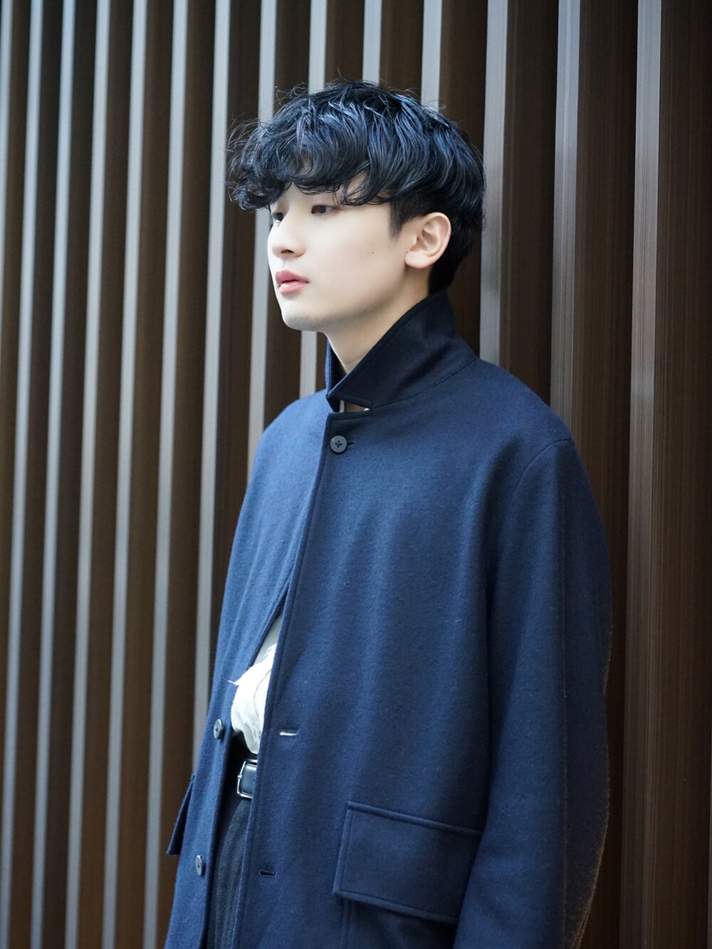 ブラック系のテーラードジャケット、ベージュ系のシャツ/ブラウス、ブラック系のスラックスを着用したメンズの秋コーディネートの5枚目の写真