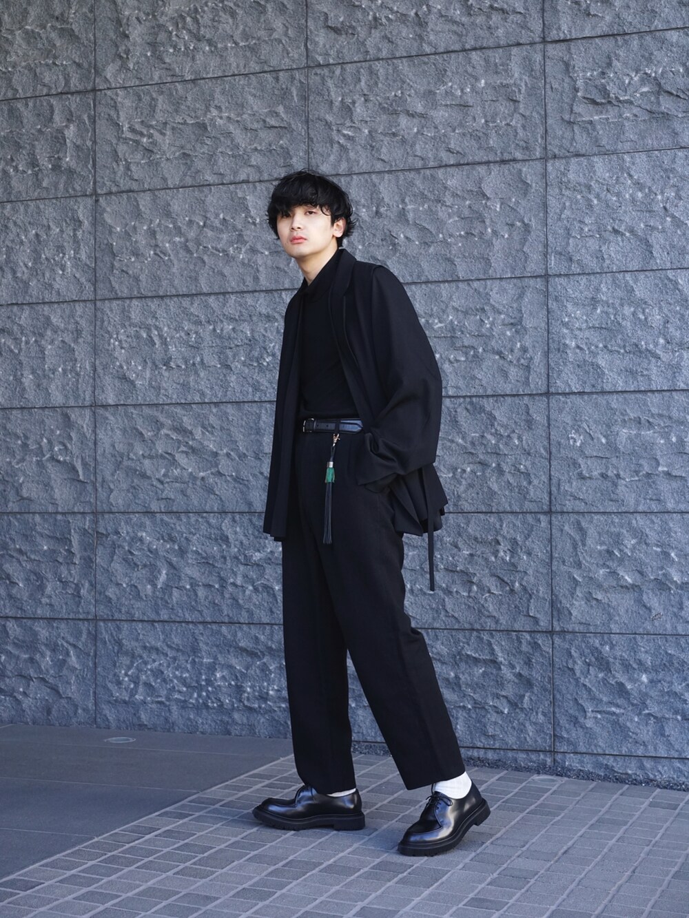 ブラック系のノーカラージャケット、ブラック系のベスト、ブラック系のスラックスを着用したメンズの秋コーディネートの3枚目の写真