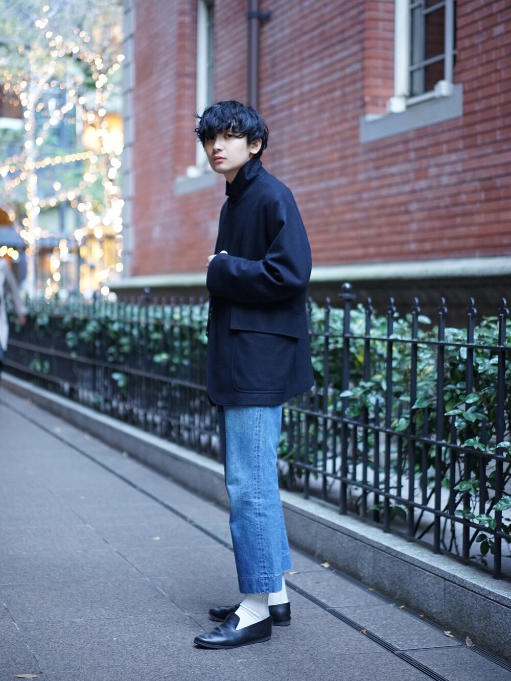 ブラック系のジャケット/アウター、ブルー系のデニムパンツを着用したメンズの秋コーディネートの2枚目の写真