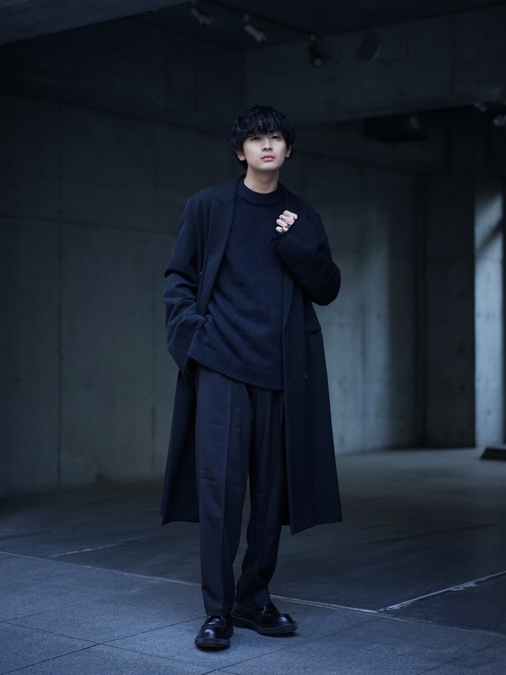 ブラック系のジャケット/アウター、ブラック系のニット/セーター、ブラック系のスラックスを着用したメンズの冬コーディネートの2枚目の写真