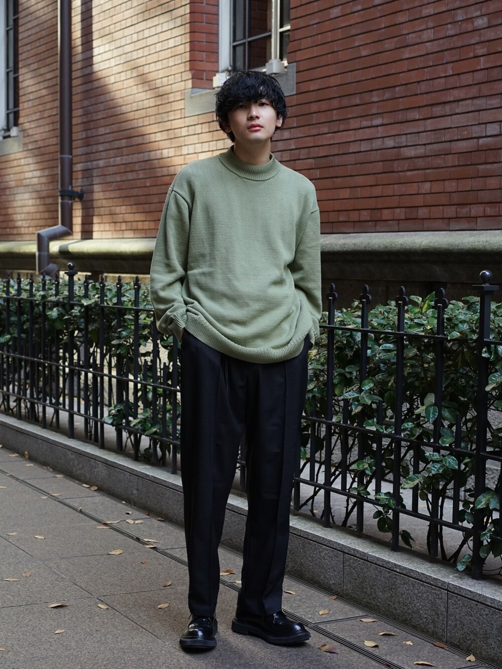 ブラック系のブーツ、グリーン系のニット/セーターを着用したメンズの冬コーディネートの2枚目の写真