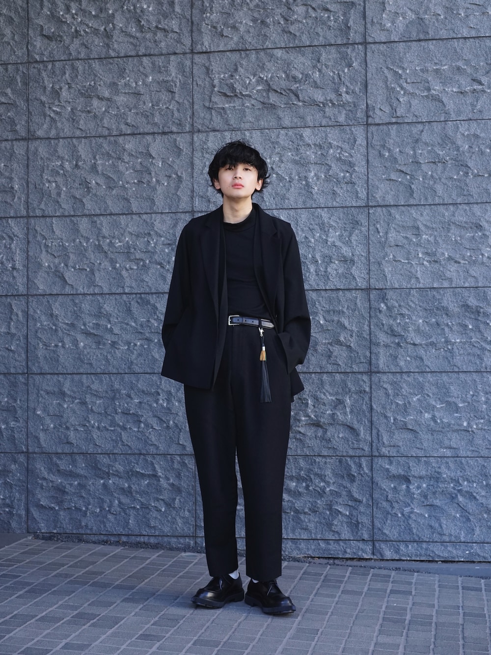 ブラック系のノーカラージャケット、ブラック系のベスト、ブラック系のスラックスを着用したメンズの秋コーディネートの2枚目の写真