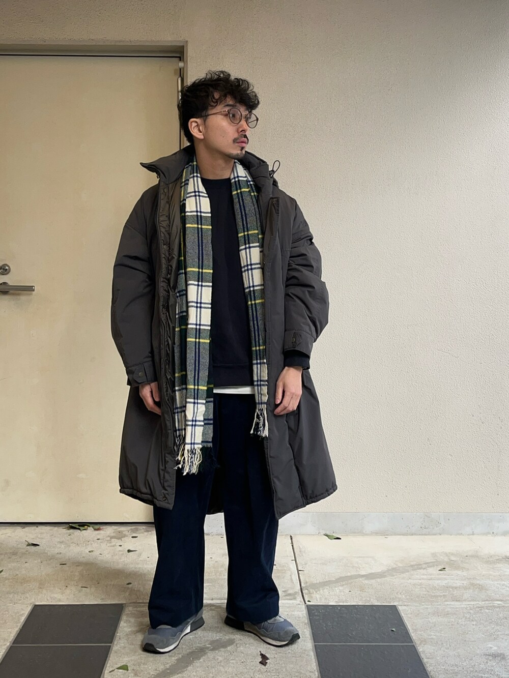 ブルー系のその他パンツ、グレー系のその他アウターを着用したメンズの冬コーディネートの3枚目の写真