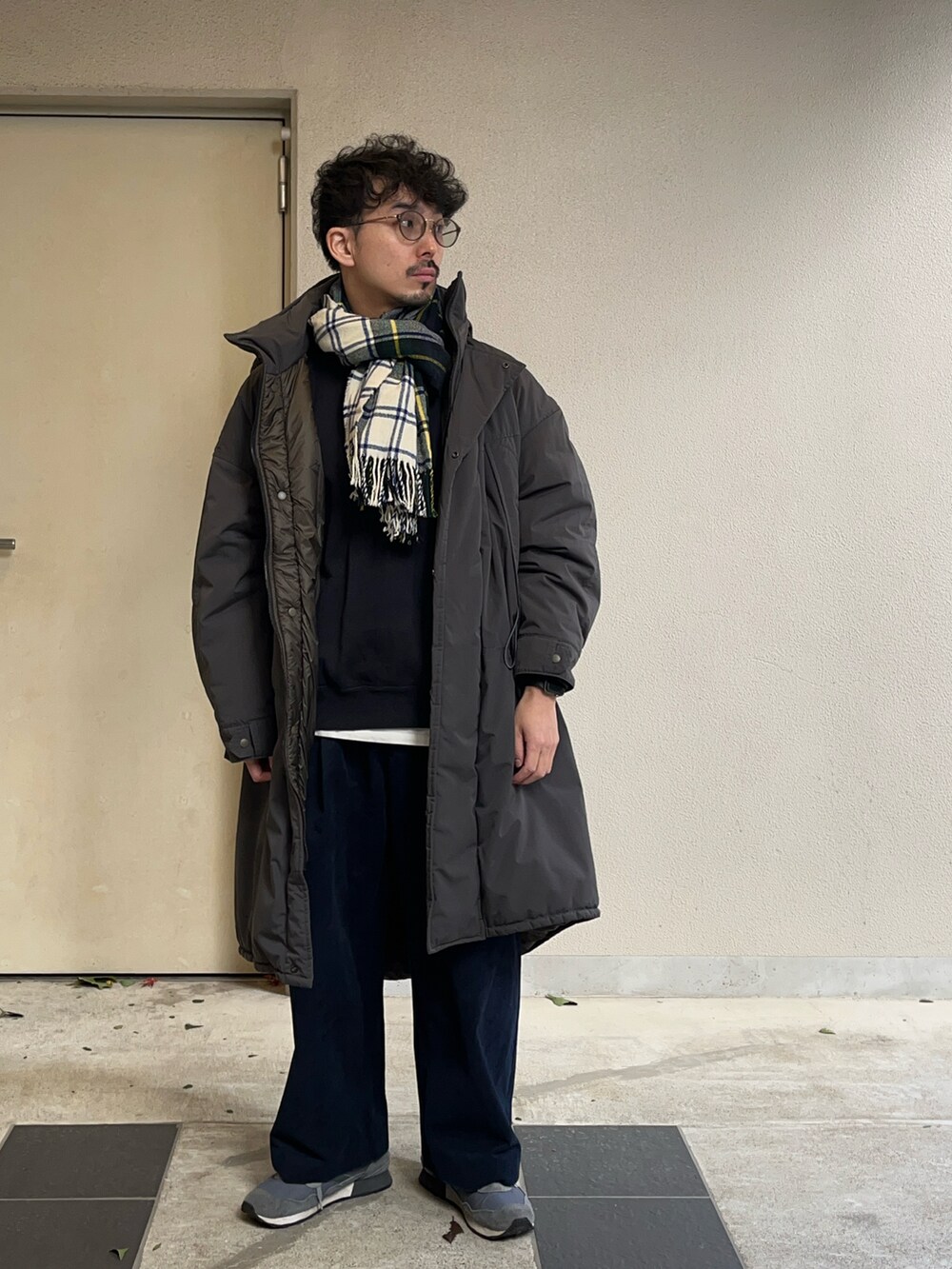 ブルー系のその他パンツ、グレー系のその他アウターを着用したメンズの冬コーディネートの2枚目の写真