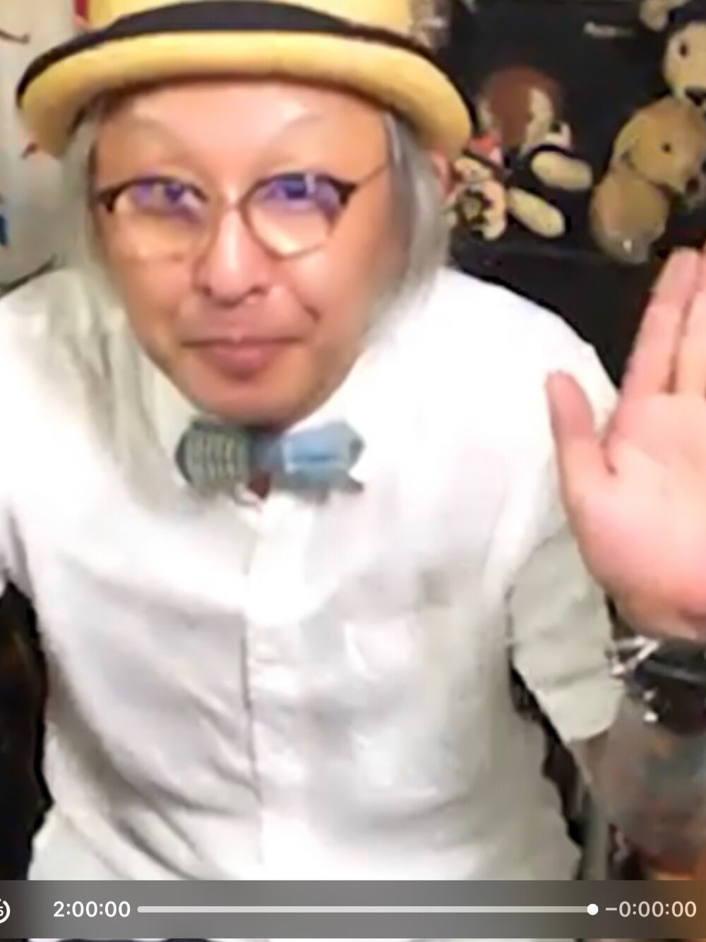 ブルー系の蝶ネクタイ、ブラック系のバングル/リストバンド、ベージュ系のハットを着用したメンズの夏コーディネートの5枚目の写真