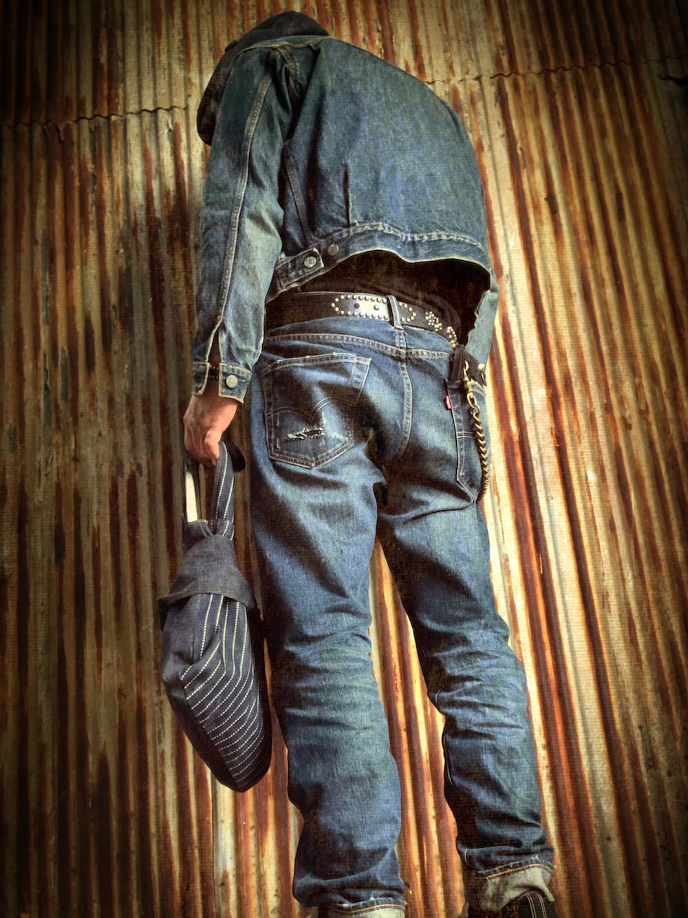 ブルー系のエコバッグ/サブバッグ、ブルー系のデニムパンツ、ブルー系のデニムジャケットを着用したメンズの春コーディネートの3枚目の写真