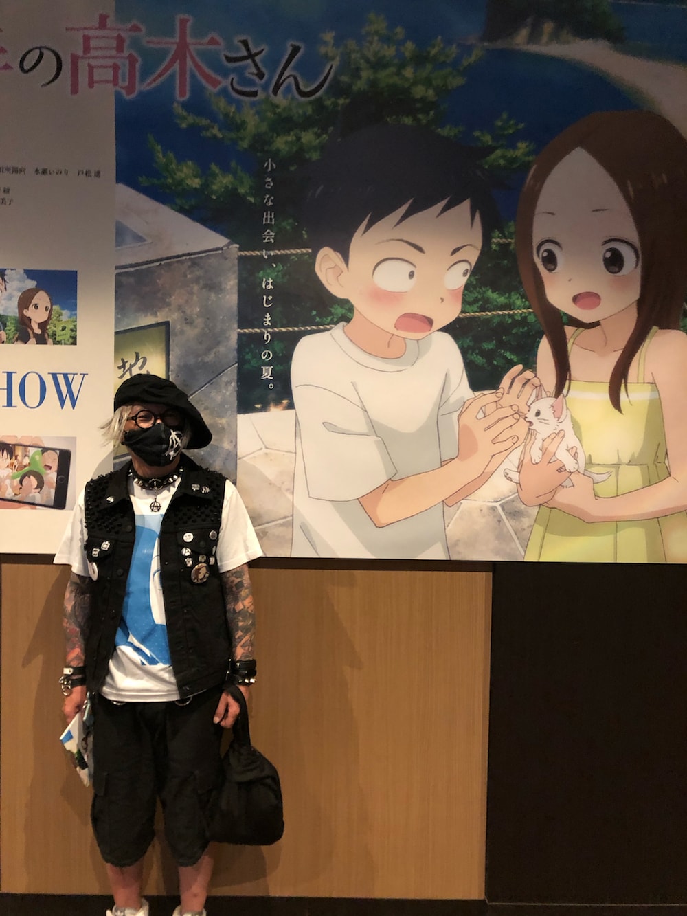 ブラック系のカーゴパンツ、ホワイト系のスニーカー、ホワイト系のTシャツ/カットソーを着用したメンズの夏コーディネートの4枚目の写真
