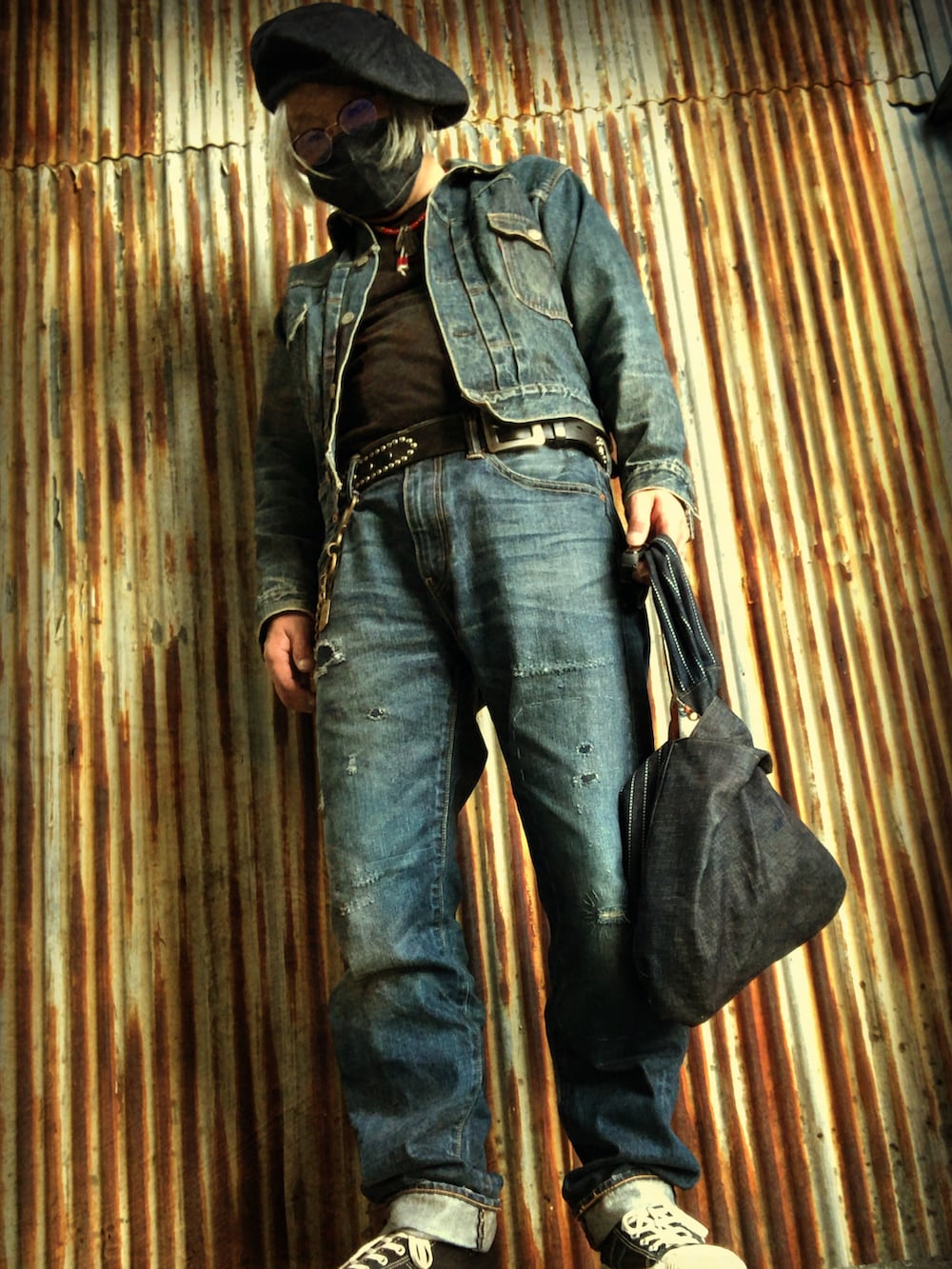 ブルー系のエコバッグ/サブバッグ、ブルー系のデニムパンツ、ブルー系のデニムジャケットを着用したメンズの春コーディネートの2枚目の写真