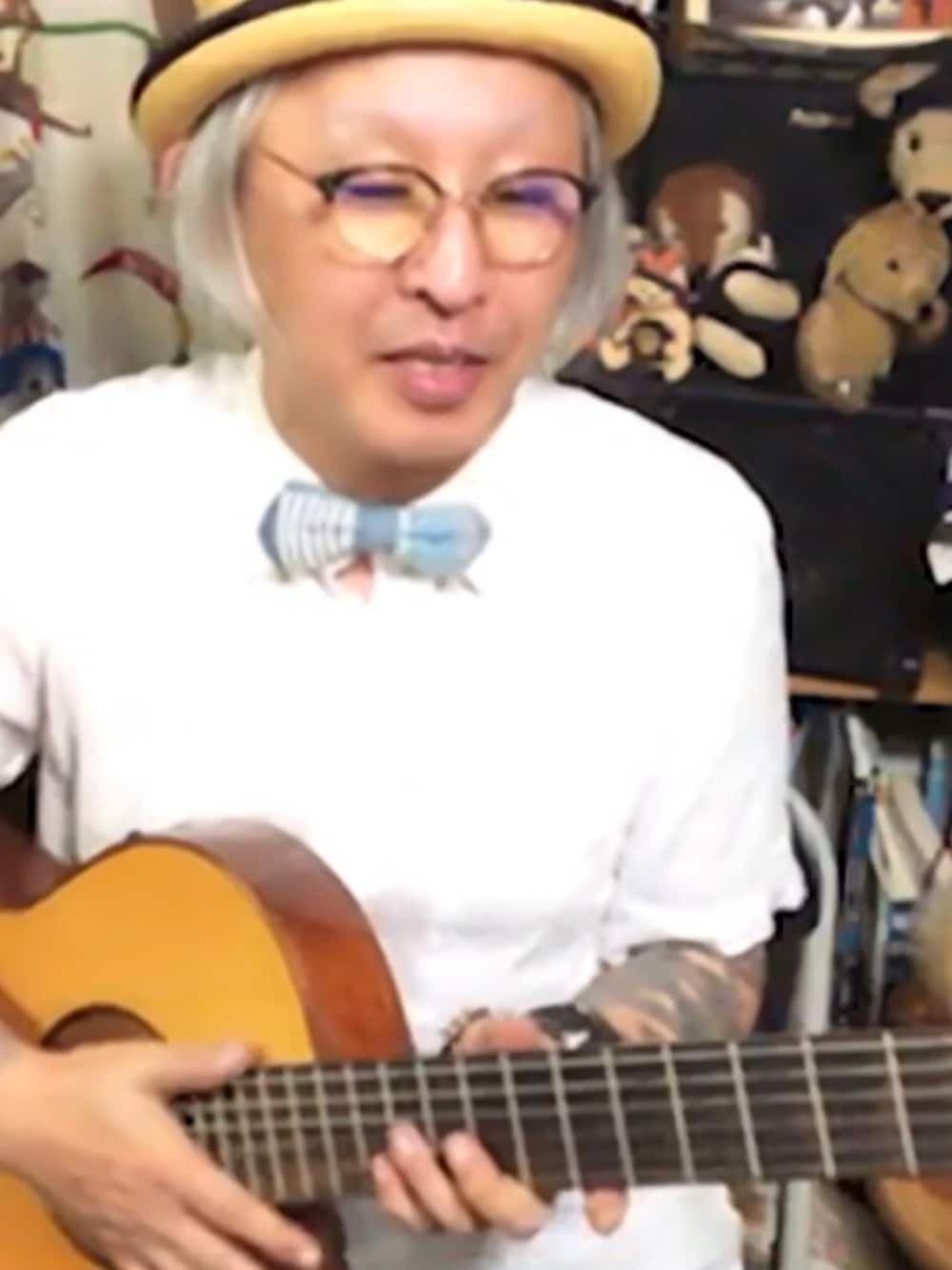 ブルー系の蝶ネクタイ、ブラック系のバングル/リストバンド、ベージュ系のハットを着用したメンズの夏コーディネートの4枚目の写真