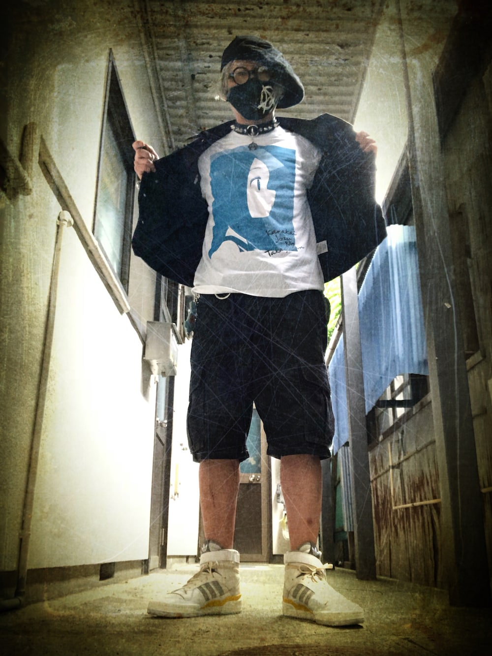 ブラック系のカーゴパンツ、ホワイト系のスニーカー、ホワイト系のTシャツ/カットソーを着用したメンズの夏コーディネートの2枚目の写真