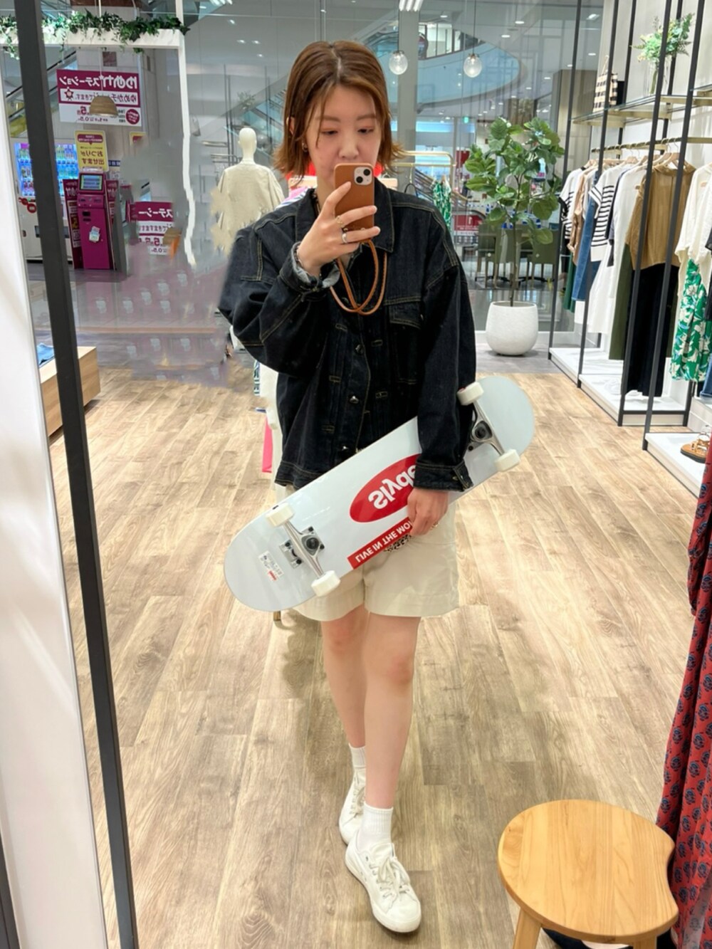 ホワイト系のパンツ、ブラック系のジャケット/アウター、その他のショルダーバッグを着用したレディースの春コーディネートの2枚目の写真