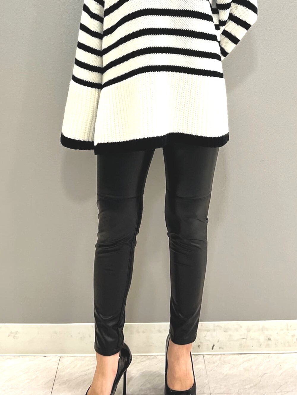 ブラック系のその他パンツ、レッド系のショルダーバッグ、ブラック系のニット/セーターを着用したレディースの秋コーディネートの5枚目の写真