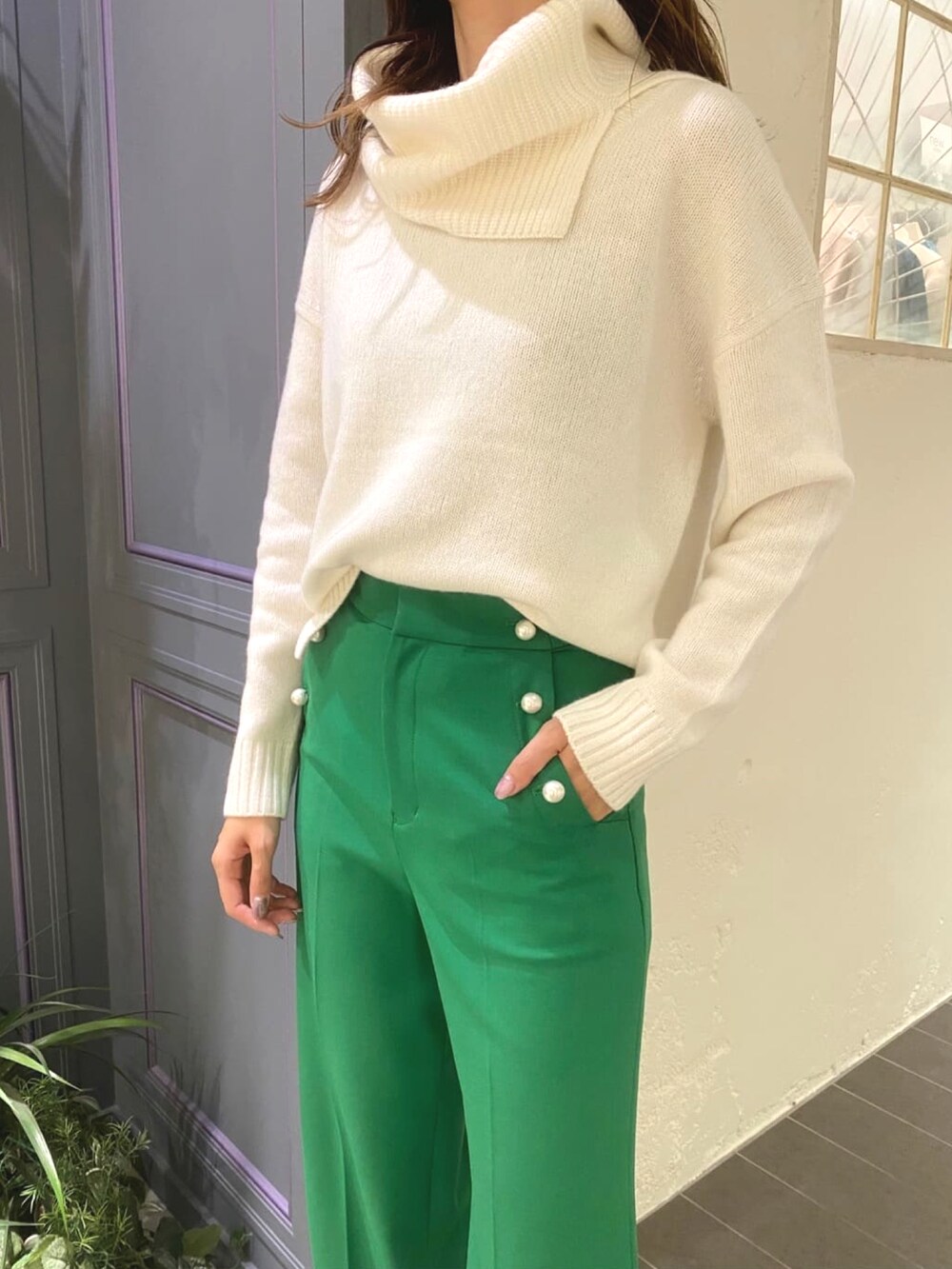 グリーン系のその他パンツ、ホワイト系のニット/セーター、ホワイト系のショルダーバッグを着用したレディースの秋コーディネートの3枚目の写真