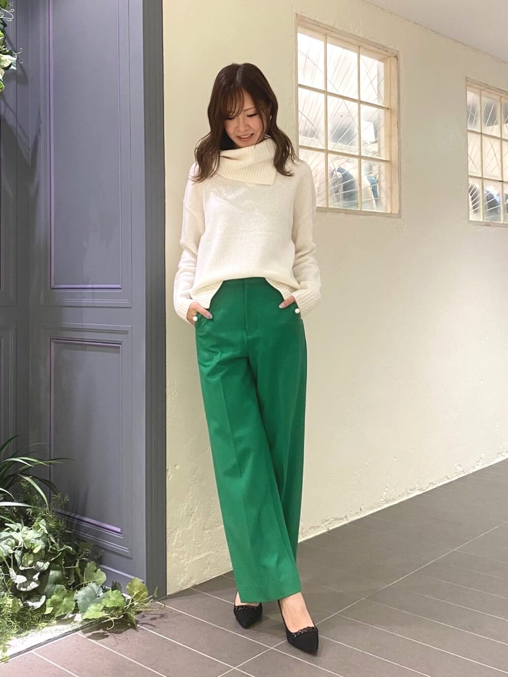 グリーン系のその他パンツ、ホワイト系のニット/セーター、ホワイト系のショルダーバッグを着用したレディースの秋コーディネートの2枚目の写真