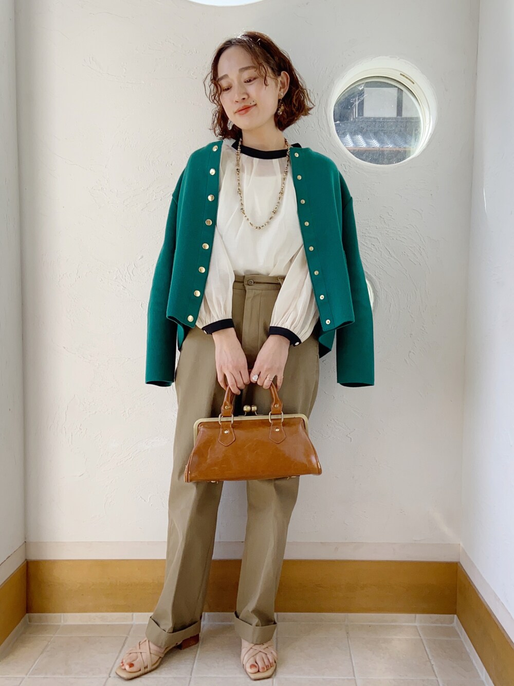 「toucher du brise、シアートップス、綺麗めカジュアル、オトナ女子、春カラー、差し色(緑)、チノパン、サンダル、ノーカラージャケット、ボリューム袖」｜「toucher du briseの【yumi. コラボ】レイヤードキャミワンピース　Sサイズ、低身長さんにもおすすめ（ワンピース、ブラック系）」を使った、きゃのさん（レディース・155cm）の春コーディネートの2枚目の写真