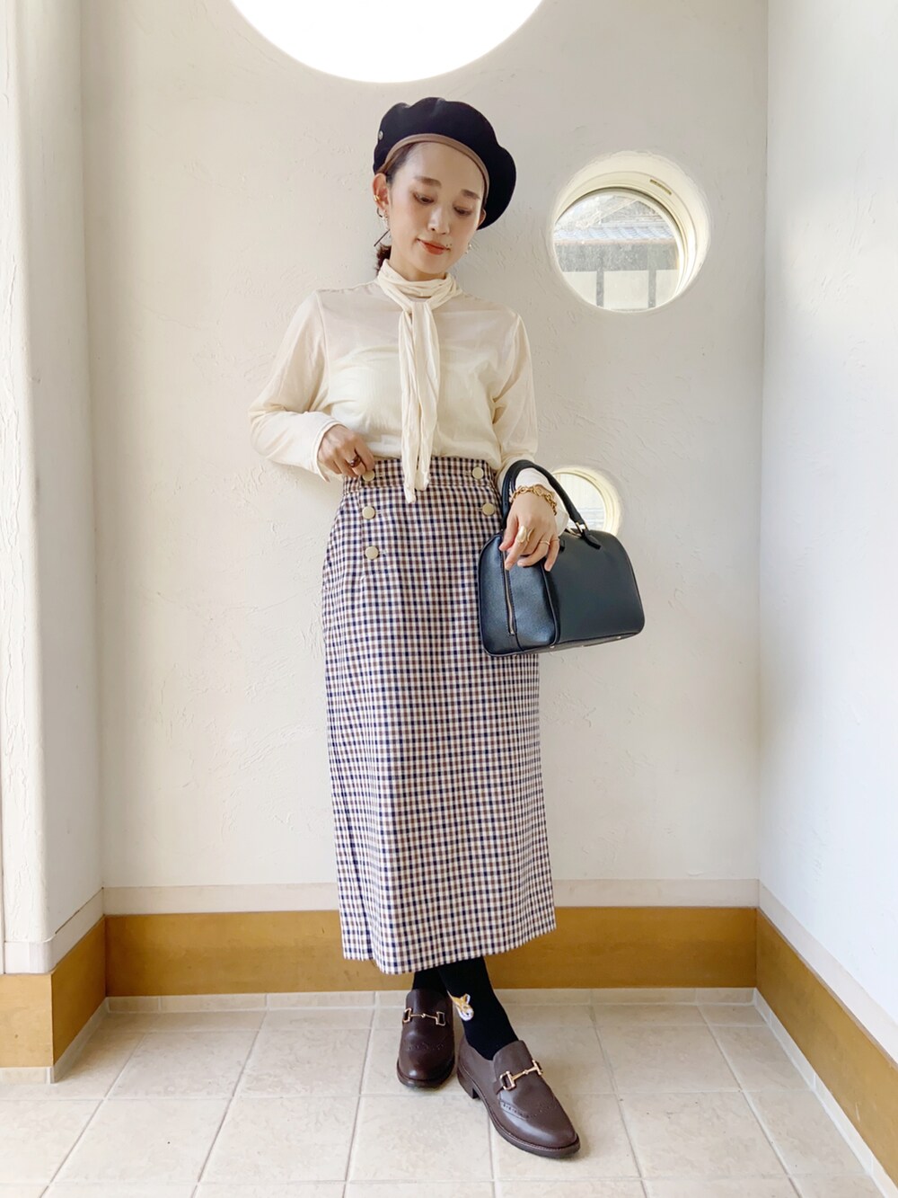 「あしながおじさん、あしながおじさんの靴、足が痛くならない靴、ローファー、秋服、初秋コーデ、大人女子、シースルー、タイトスカート、ベレー帽、ボストンバッグ、クラシカル」｜「FRAMeWORKのアイテム（ハンチング/ベレー帽、ブラック系）」を使った、きゃのさん（レディース・155cm）の秋コーディネートの2枚目の写真