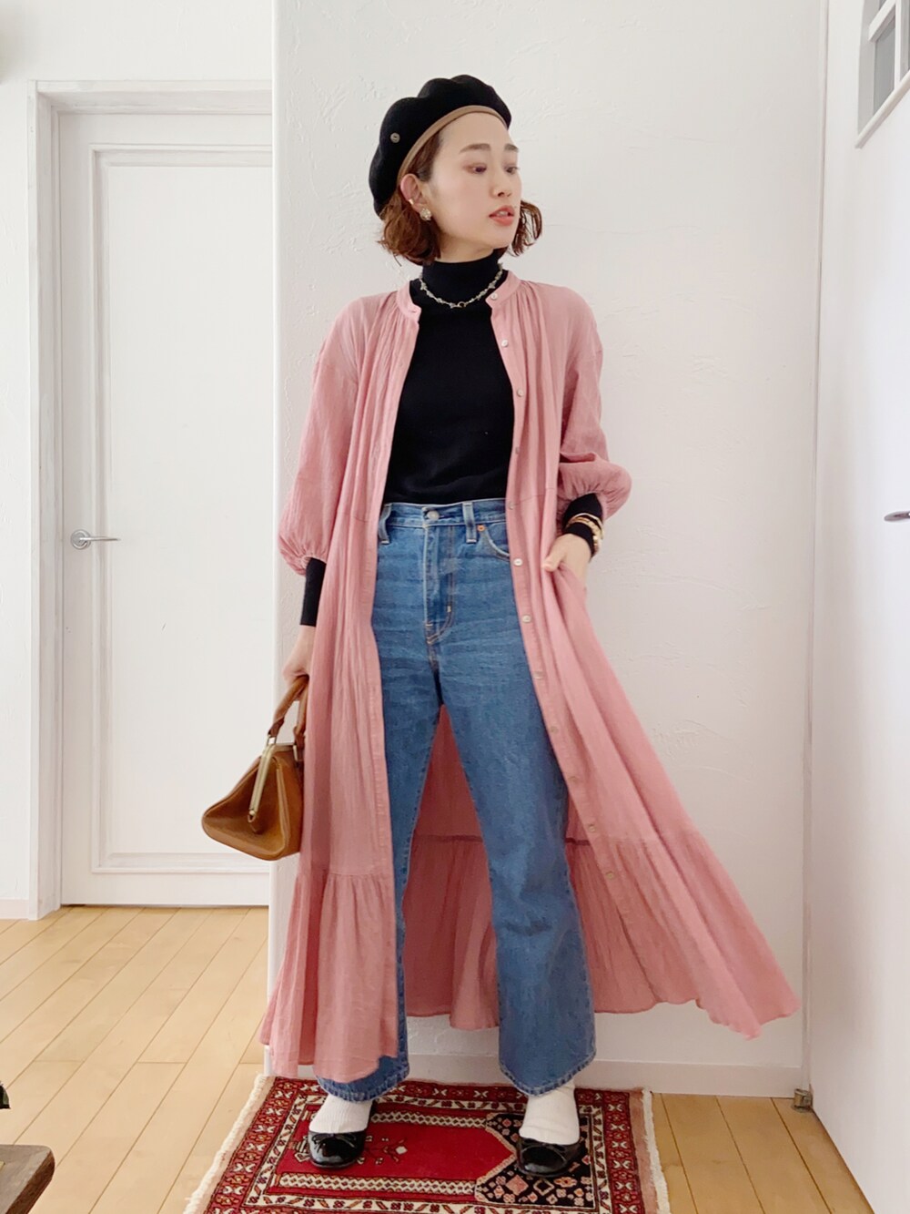 「春服、大人カジュアル、フレンチカジュアル、パンツスタイル、シャツワンピ、ピンクコーデ、デニムコーデ、大人女子、レイヤードスタイル、ベレー帽、バレエシューズ、ママコーデ」｜「SLOBE IENAの【Levi's/リーバイス】SLOBE別注MATH CLUB FLAREデニムパンツ【洗濯機洗い可】◆（デニムパンツ、ブルー系）」を使った、きゃのさん（レディース・155cm）の春コーディネートの2枚目の写真