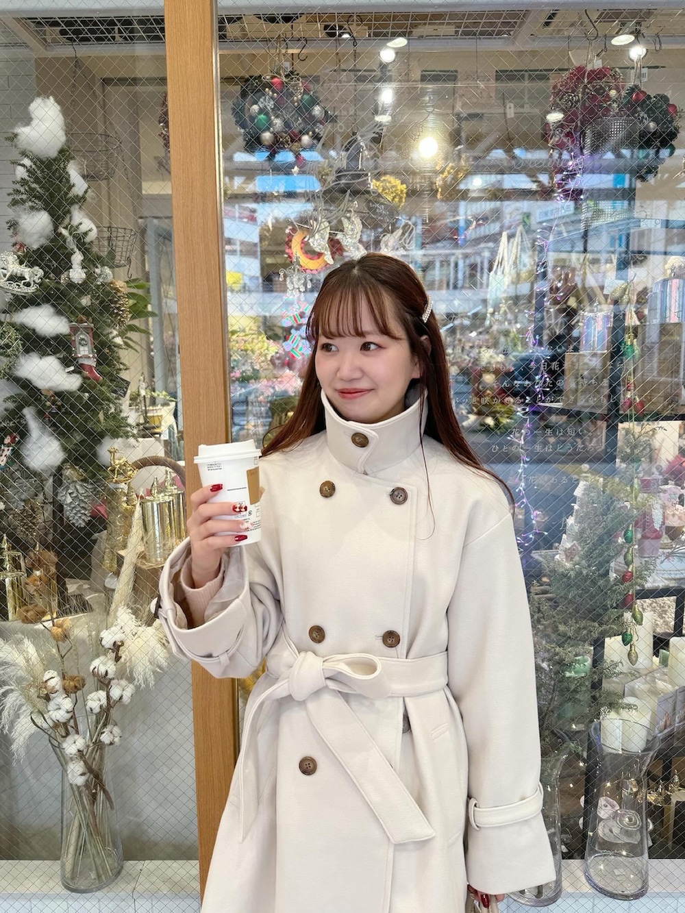 「おでかけコーデ、秋服コーデ、大人かわいい、キレイめ、冬コーデ、淡色コーデ、ブーツ、ロングコート、ケープ、冬アウター、one after another NICE CLAUP」｜「one after another NICE CLAUPのNCチャーム付きダブルジップハンドバッグ（ハンドバッグ、ホワイト系）」を使った、AYANOさん（レディース・159cm）の秋コーディネートの4枚目の写真