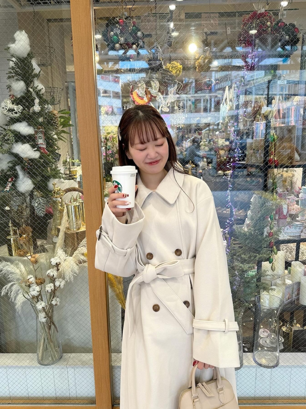 「おでかけコーデ、秋服コーデ、大人かわいい、キレイめ、冬コーデ、淡色コーデ、ブーツ、ロングコート、ケープ、冬アウター、one after another NICE CLAUP」｜「one after another NICE CLAUPのNCチャーム付きダブルジップハンドバッグ（ハンドバッグ、ホワイト系）」を使った、AYANOさん（レディース・159cm）の秋コーディネートの2枚目の写真