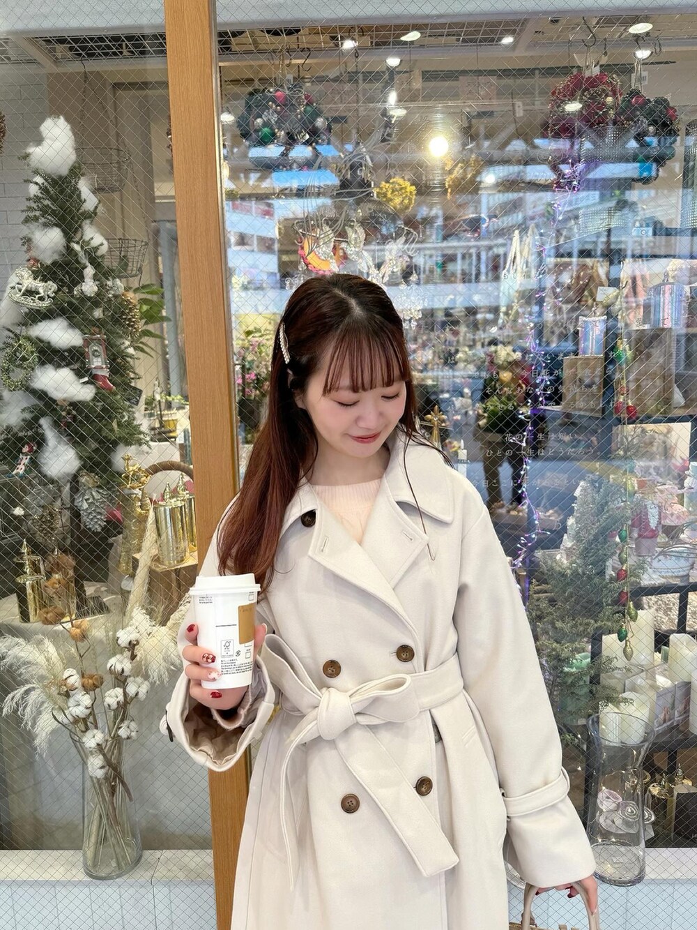 「おでかけコーデ、秋服コーデ、大人かわいい、キレイめ、冬コーデ、淡色コーデ、ブーツ、ロングコート、ケープ、冬アウター、one after another NICE CLAUP」｜「one after another NICE CLAUPのNCチャーム付きダブルジップハンドバッグ（ハンドバッグ、ホワイト系）」を使った、AYANOさん（レディース・159cm）の秋コーディネートの3枚目の写真