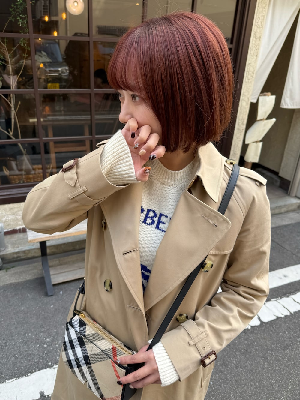 「春コーデ、おでかけコーデ、トレンチコート、白ニット、ブーツスタイル、ミニスカート」｜「BURBERRYのBurberry Allostock Check Chelsea Boots（ブーツ、ブラック系）」を使った、うざみちゃん🦈さん（レディース・158cm）の春コーディネートの4枚目の写真