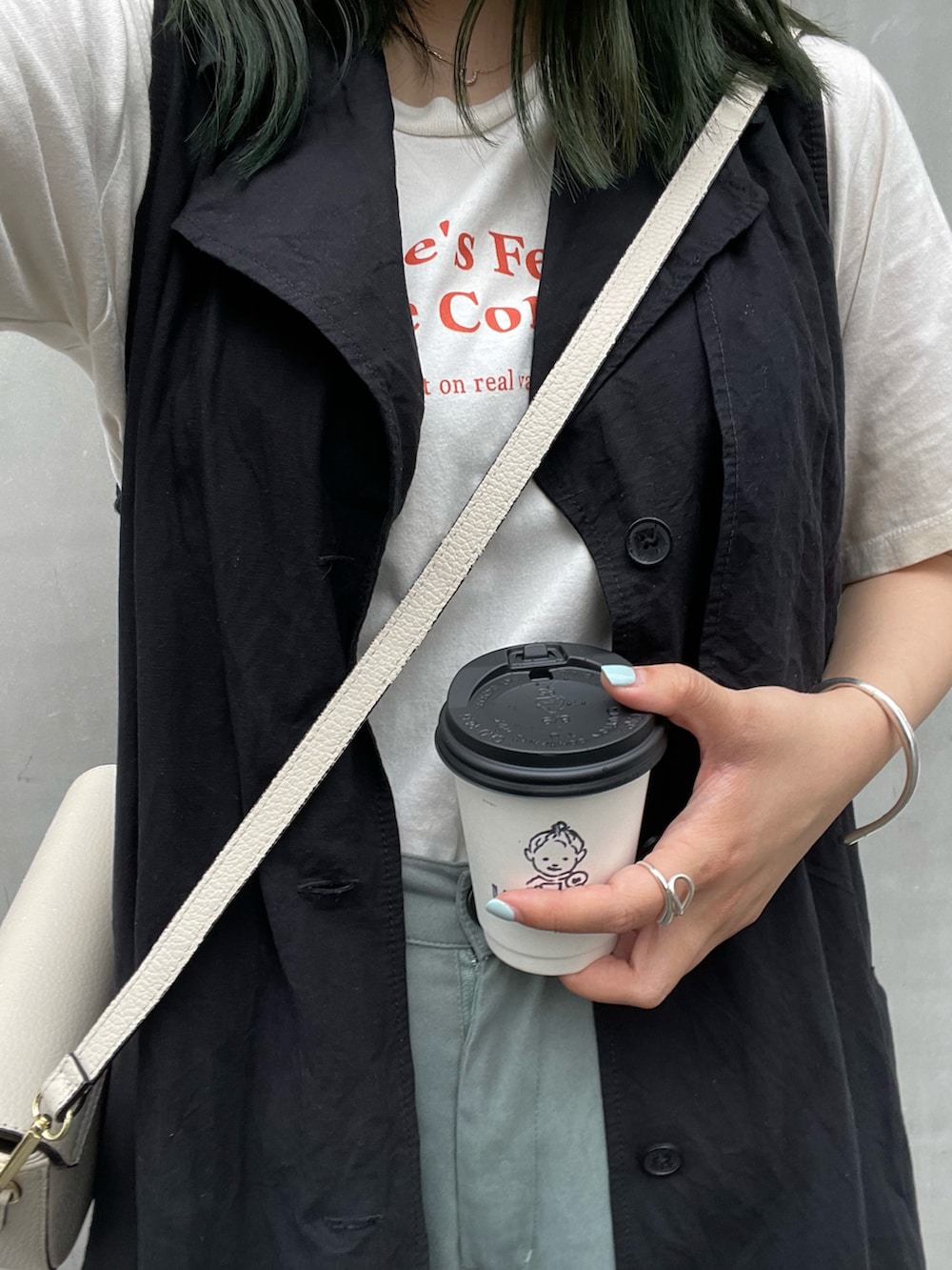 「このスタイルがお気に入り、初夏コーデ、きれいめカジュアル、ラクチンコーデ、低身長、パンプス、ロングベスト、Tシャツ、キレイめコーデ、大人かわいい」｜「SENSE OF PLACE by URBAN RESEARCHのアイテム（Tシャツ/カットソー、ホワイト系）」を使った、うざみちゃん🦈さん（レディース・158cm）の夏コーディネートの2枚目の写真