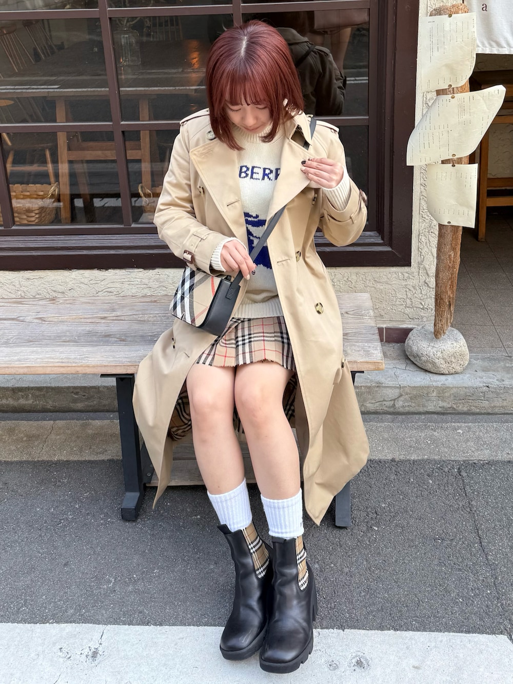 「春コーデ、おでかけコーデ、トレンチコート、白ニット、ブーツスタイル、ミニスカート」｜「BURBERRYのBurberry Allostock Check Chelsea Boots（ブーツ、ブラック系）」を使った、うざみちゃん🦈さん（レディース・158cm）の春コーディネートの2枚目の写真