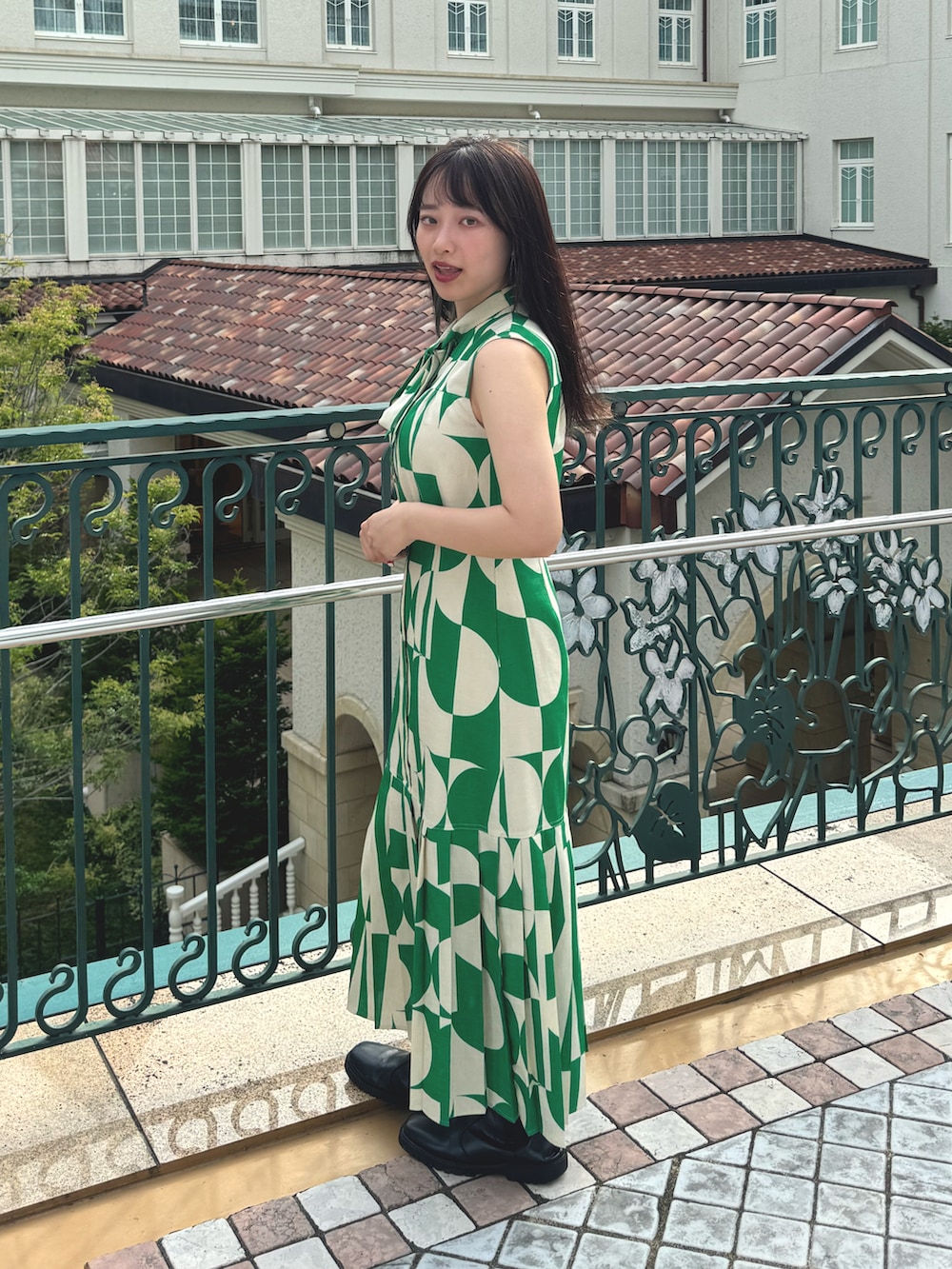 「アツいコーデ全部見せ、お出かけコーデ、夏ファッション、ワンピース、ブーツ、カジュアルスタイル」｜「SLYのGEOMETRIC PLEATS OP ジオメトリック シャツ プリーツ ワンピース（シャツワンピース、グリーン系）」を使った、うざみちゃん🦈さん（レディース・158cm）の夏コーディネートの2枚目の写真
