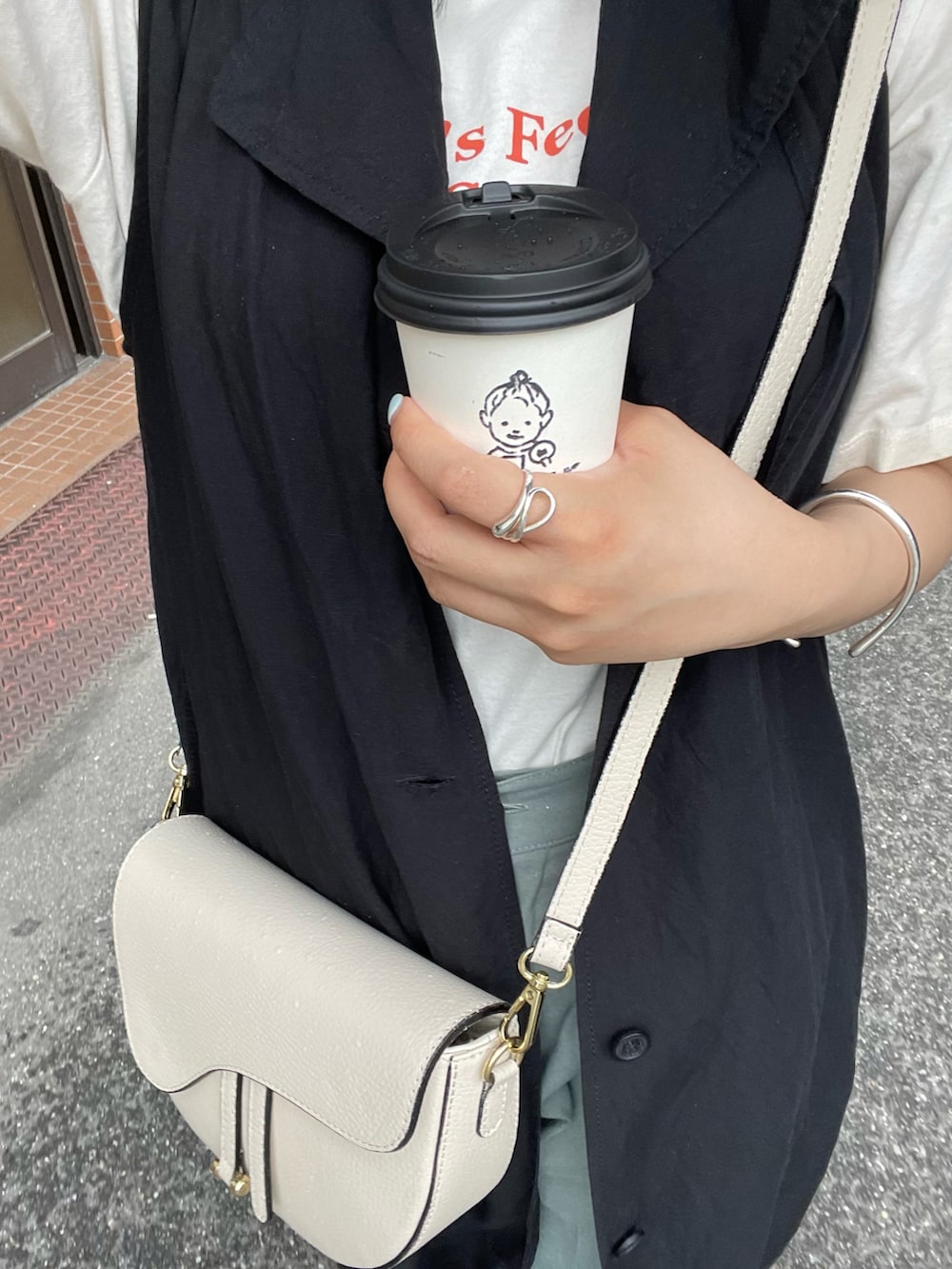 「このスタイルがお気に入り、初夏コーデ、きれいめカジュアル、ラクチンコーデ、低身長、パンプス、ロングベスト、Tシャツ、キレイめコーデ、大人かわいい」｜「SENSE OF PLACE by URBAN RESEARCHのアイテム（Tシャツ/カットソー、ホワイト系）」を使った、うざみちゃん🦈さん（レディース・158cm）の夏コーディネートの3枚目の写真