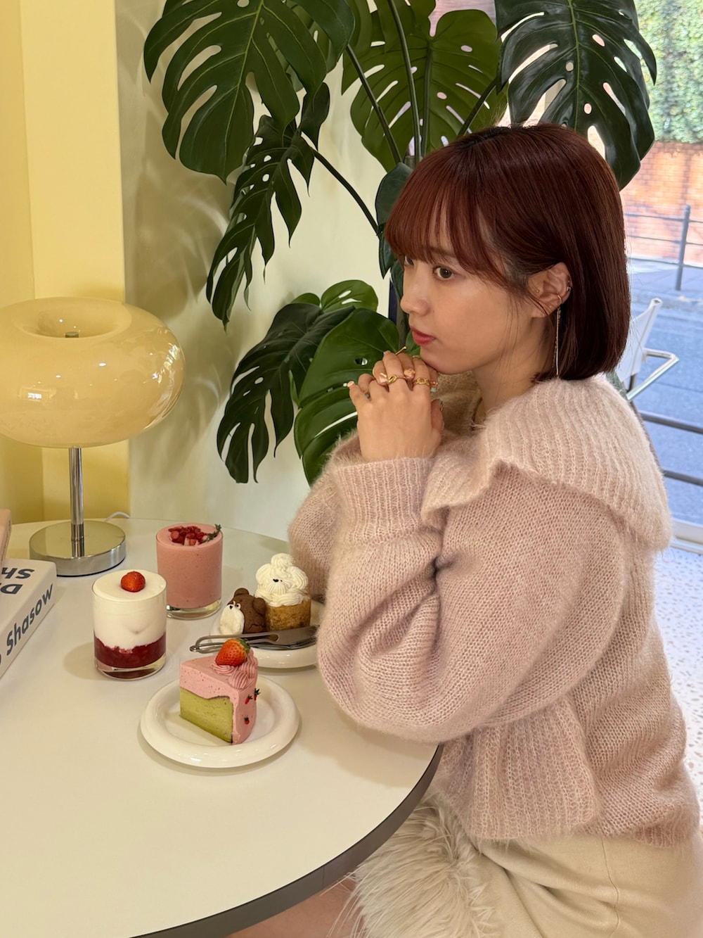 「真冬のあったかスタイル、休日スタイル、オトナ女子、大人可愛い、低身長コーデ、スカート、ニット」｜「moment+のキャットヤーンクロスフリルニットプルオーバー（ニット/セーター、ピンク系）」を使った、うざみちゃん🦈さん（レディース・158cm）の冬コーディネートの3枚目の写真