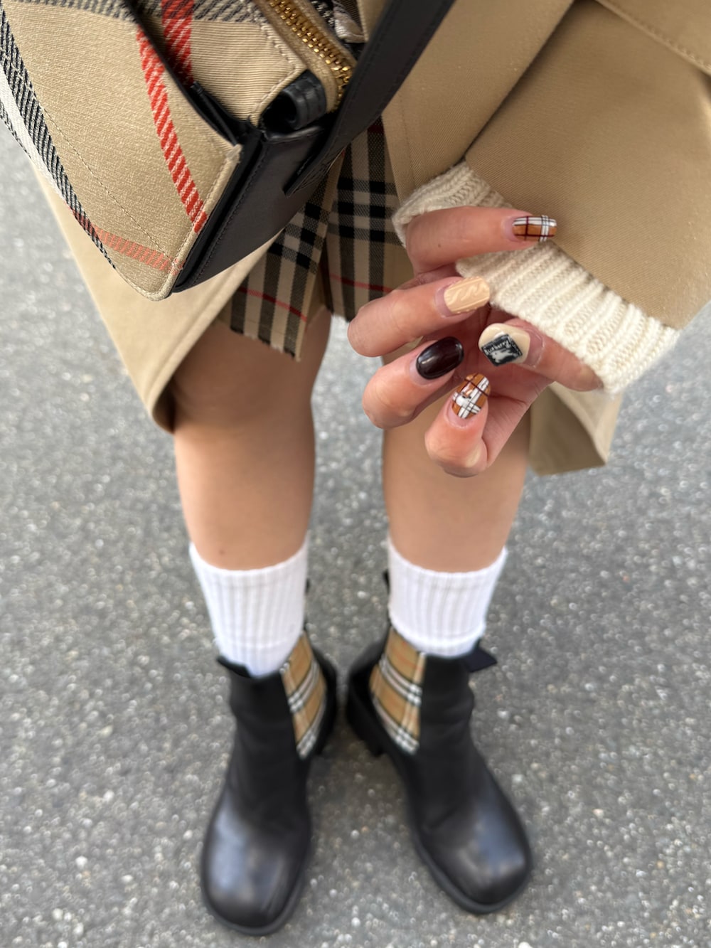 「春コーデ、おでかけコーデ、トレンチコート、白ニット、ブーツスタイル、ミニスカート」｜「BURBERRYのBurberry Allostock Check Chelsea Boots（ブーツ、ブラック系）」を使った、うざみちゃん🦈さん（レディース・158cm）の春コーディネートの3枚目の写真