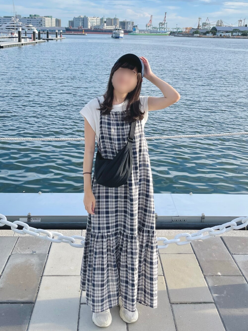 ブルー系のワンピース、ブラック系のバッグを着用したレディースの夏コーディネートの2枚目の写真