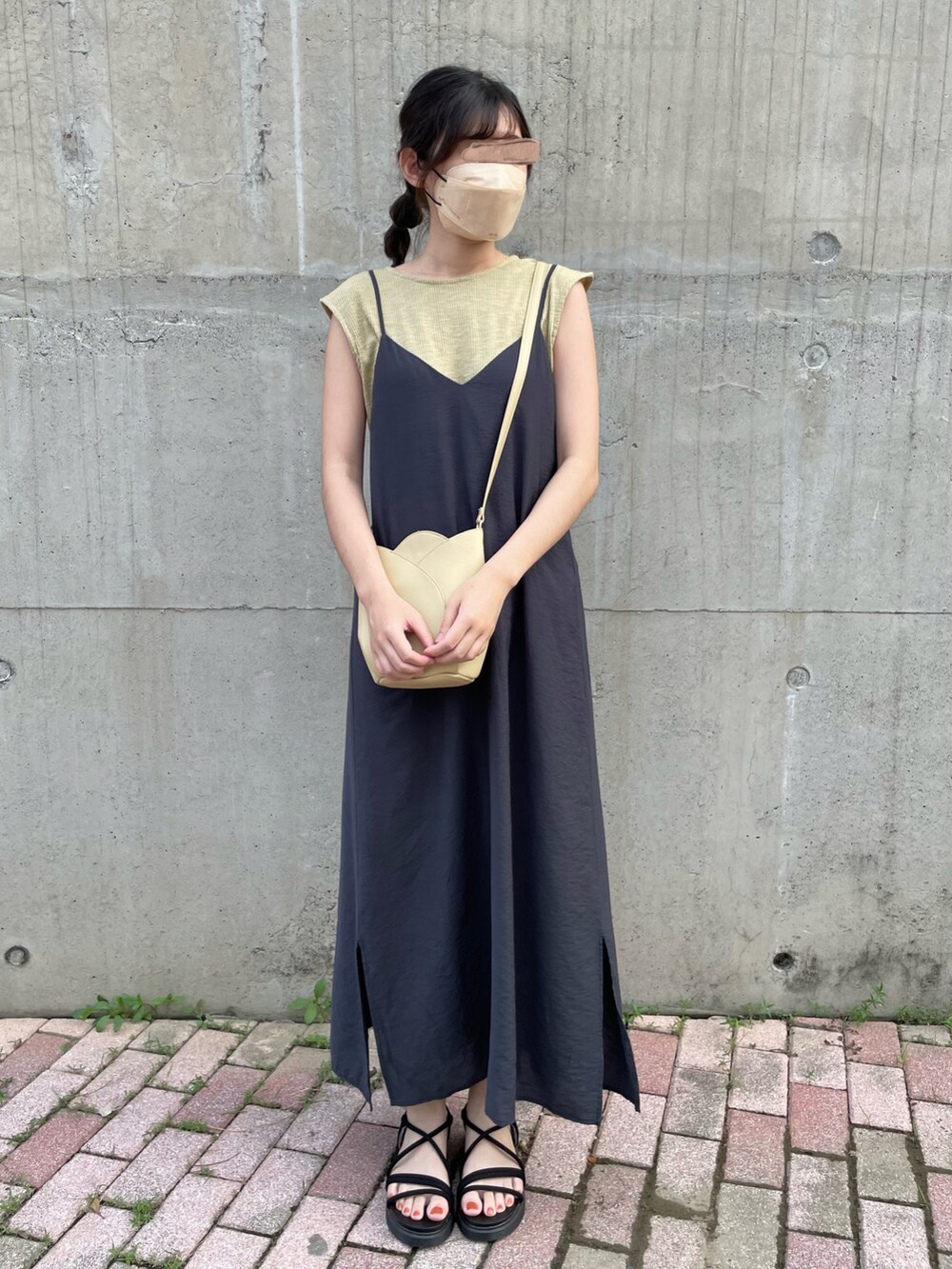 ブラック系のサンダル、ブラック系のワンピース、ホワイト系のシャツ/ブラウスを着用したレディースの夏コーディネートの2枚目の写真