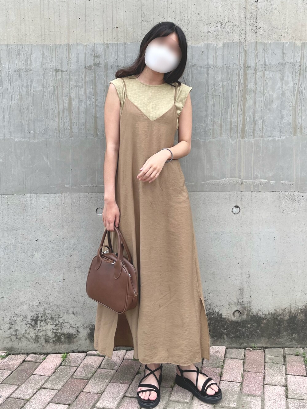ブラウン系のワンピース、ブラウン系のショルダーバッグ、ブラック系のサンダルを着用したレディースの夏コーディネートの2枚目の写真