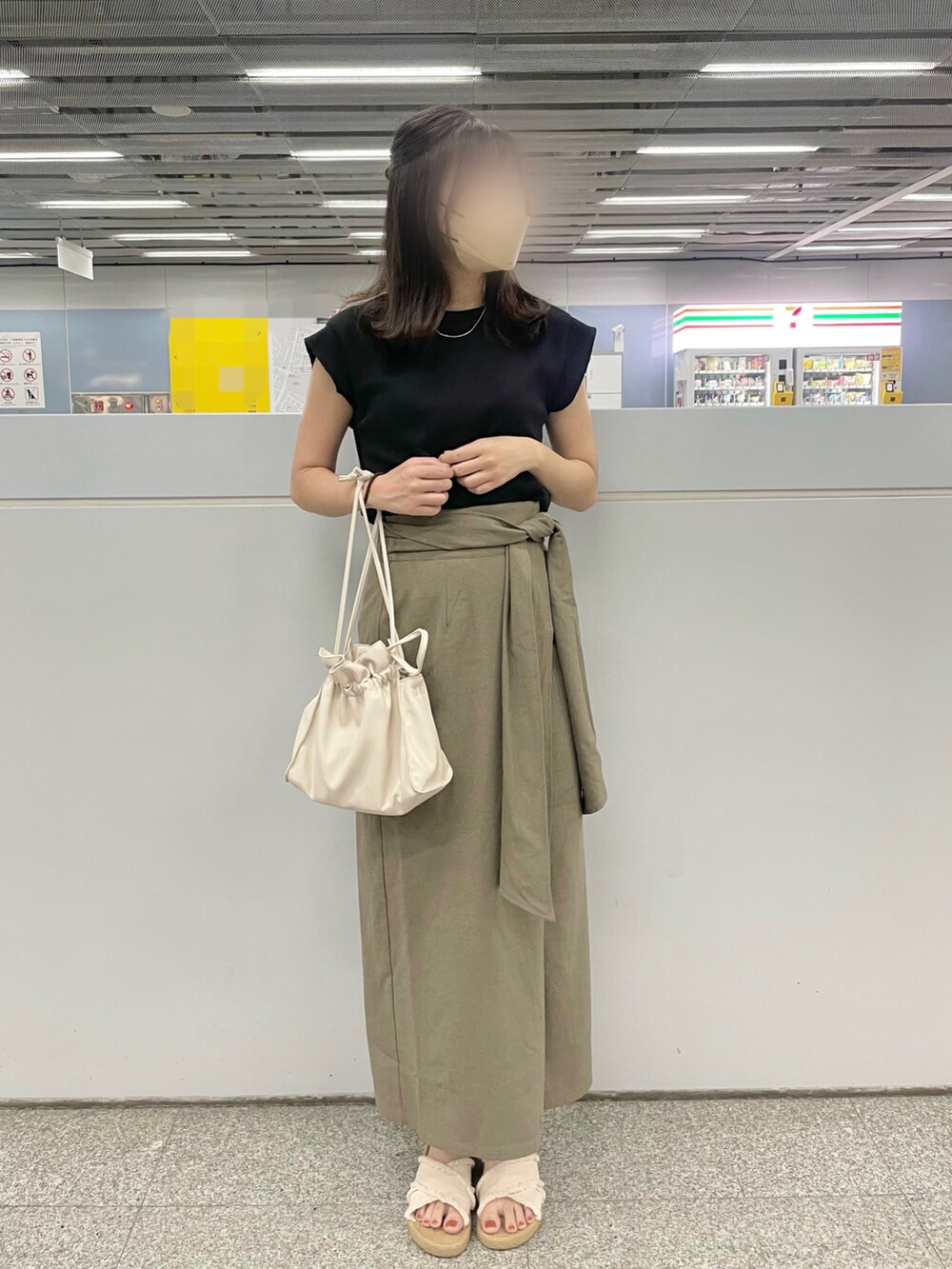 ブラック系のTシャツ/カットソー、ブラウン系のスカート、ホワイト系のシューズを着用したレディースの秋コーディネートの2枚目の写真