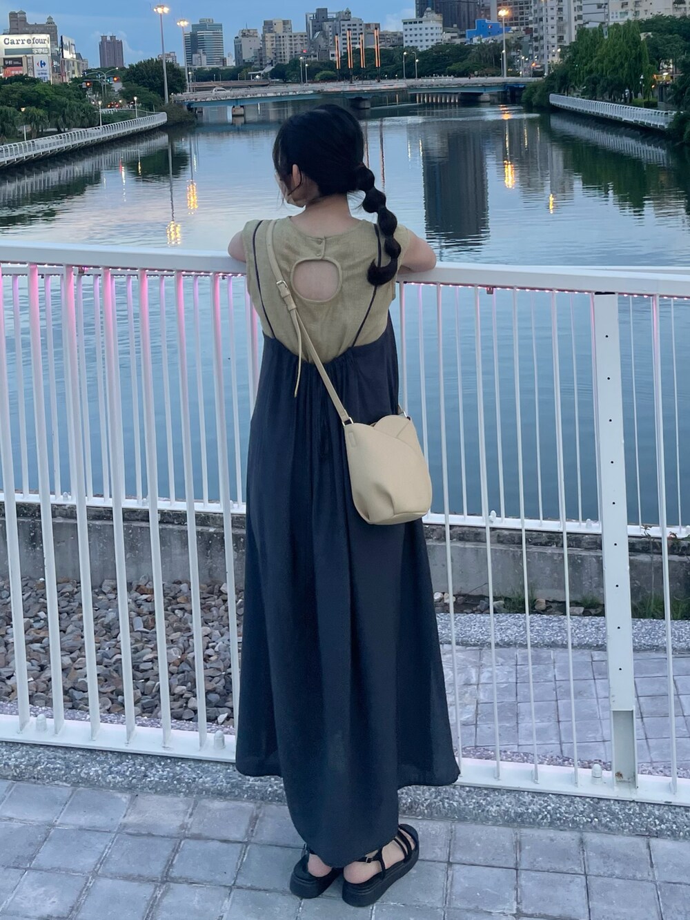 ブラック系のサンダル、ブラック系のワンピース、ホワイト系のシャツ/ブラウスを着用したレディースの夏コーディネートの3枚目の写真