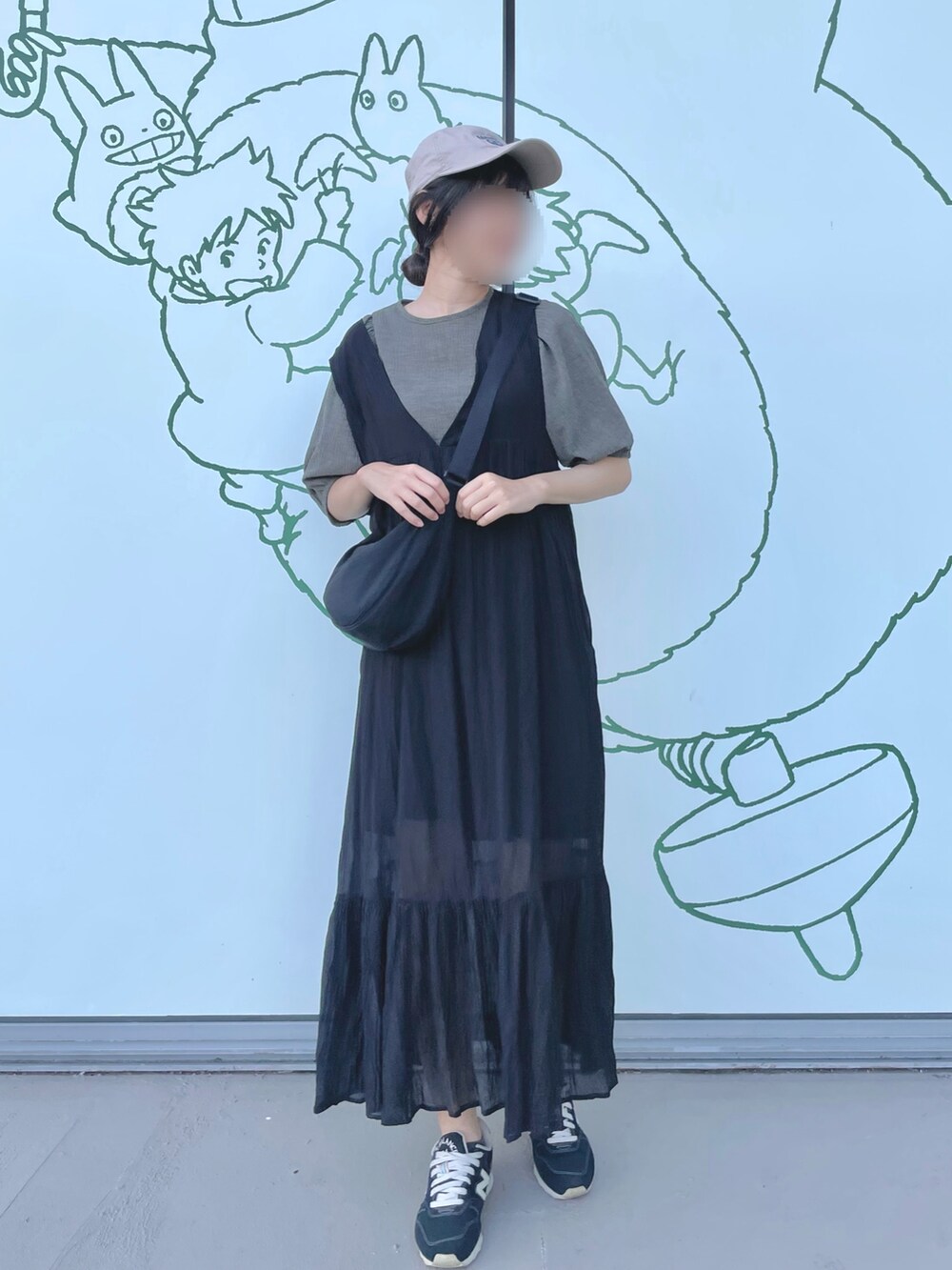 ブラック系のワンピース、グレー系のTシャツ/カットソーを着用したレディースの夏コーディネートの2枚目の写真