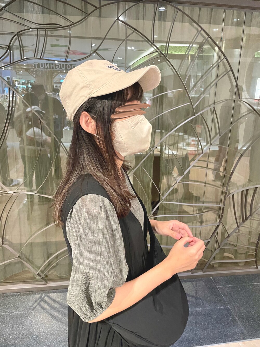 ブラック系のワンピース、グレー系のTシャツ/カットソーを着用したレディースの夏コーディネートの3枚目の写真