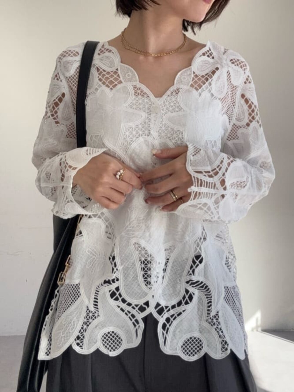 ホワイト系のシャツ/ブラウスを着用したレディースの冬コーディネートの2枚目の写真