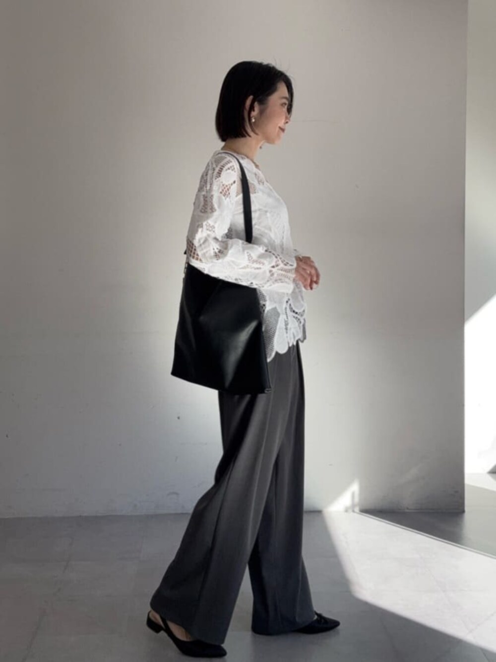 ホワイト系のシャツ/ブラウスを着用したレディースの冬コーディネートの3枚目の写真