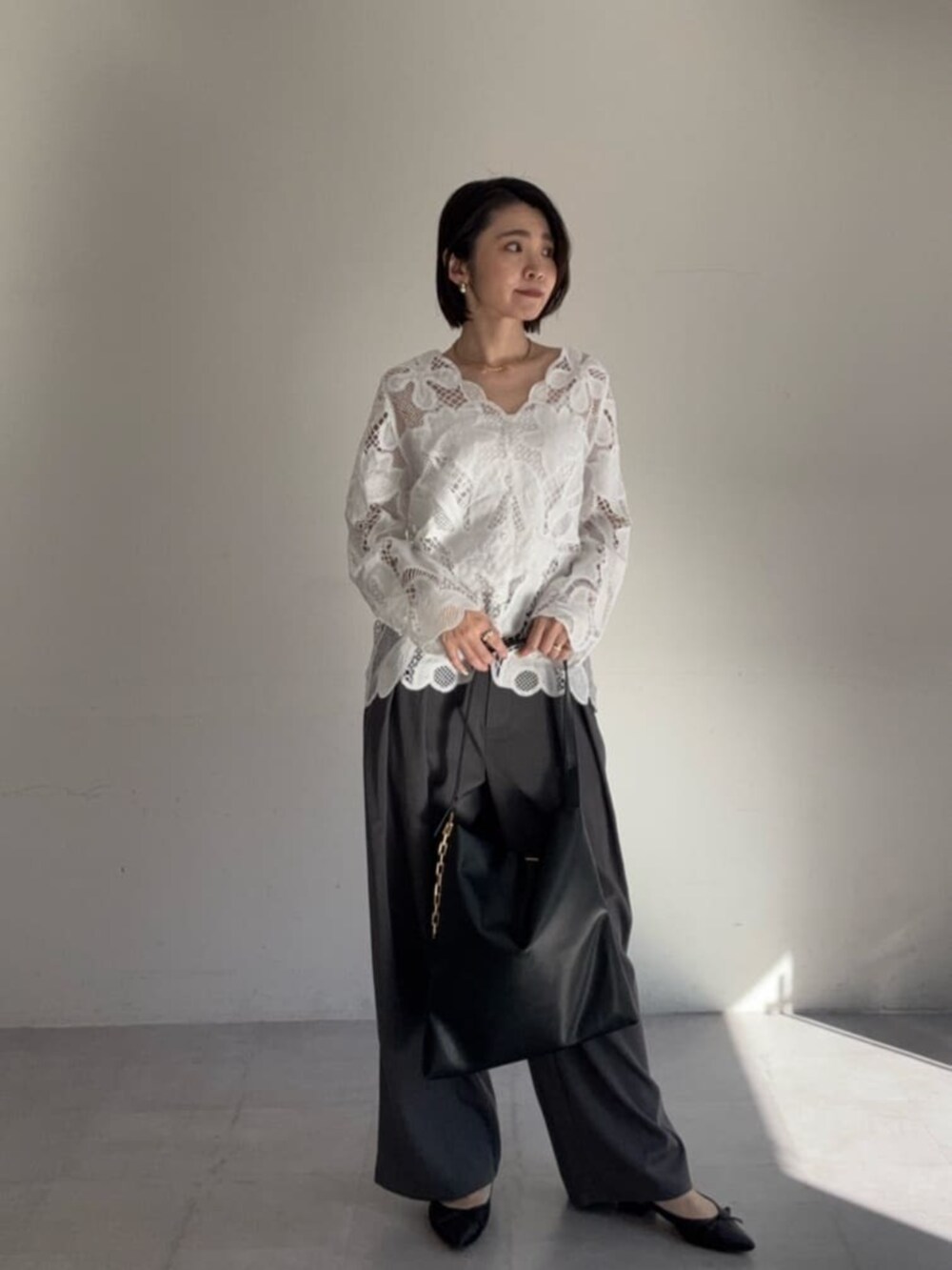 ホワイト系のシャツ/ブラウスを着用したレディースの冬コーディネートの5枚目の写真