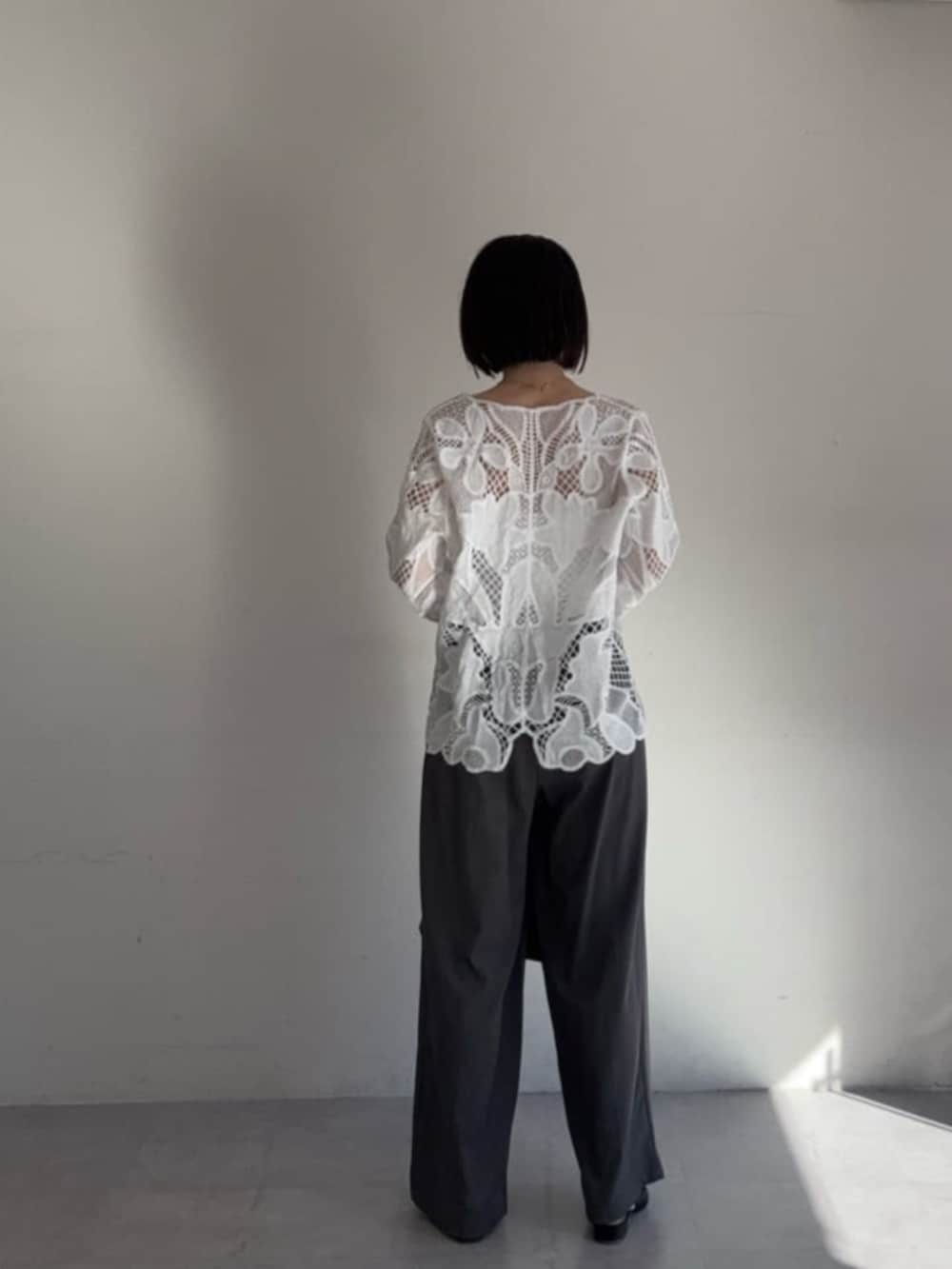 ホワイト系のシャツ/ブラウスを着用したレディースの冬コーディネートの4枚目の写真