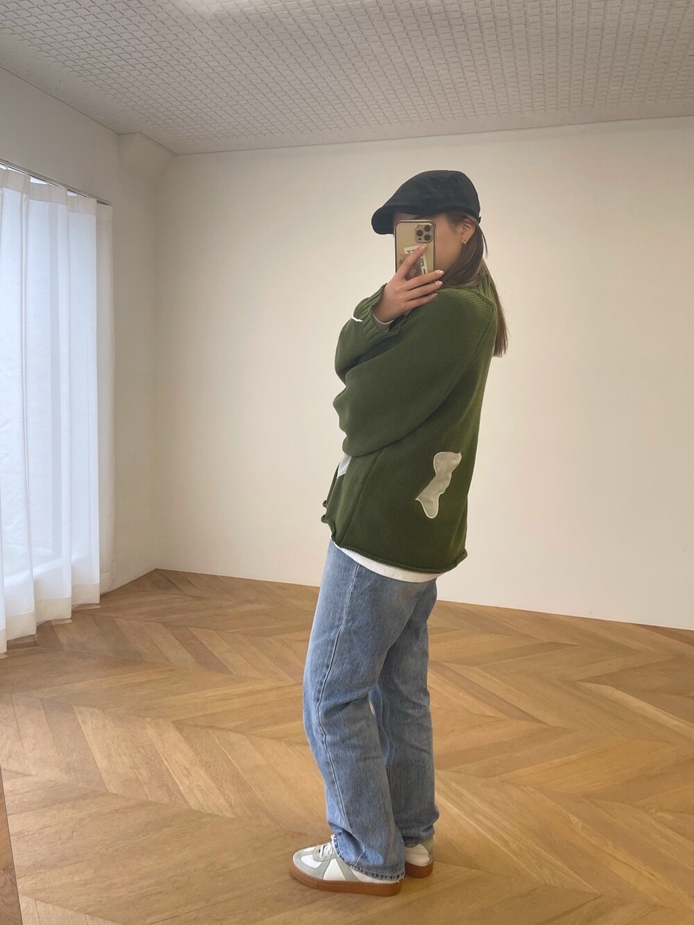 「冬を彩る色いろコーデ、スニーカー、タートルネック、お出かけコーデ、デニム、ニット、オトナカジュアル、春カラー、ハンチング、デニムコーデ、ハイネック、ootd、今日のコーデ」｜「CANAL JEANのRCW BLUE LABEL(ブルーレーベル) 刺繍ハイネックニット（ニット/セーター、グリーン系）」を使った、nanohaさん（レディース・164cm）の冬コーディネートの2枚目の写真