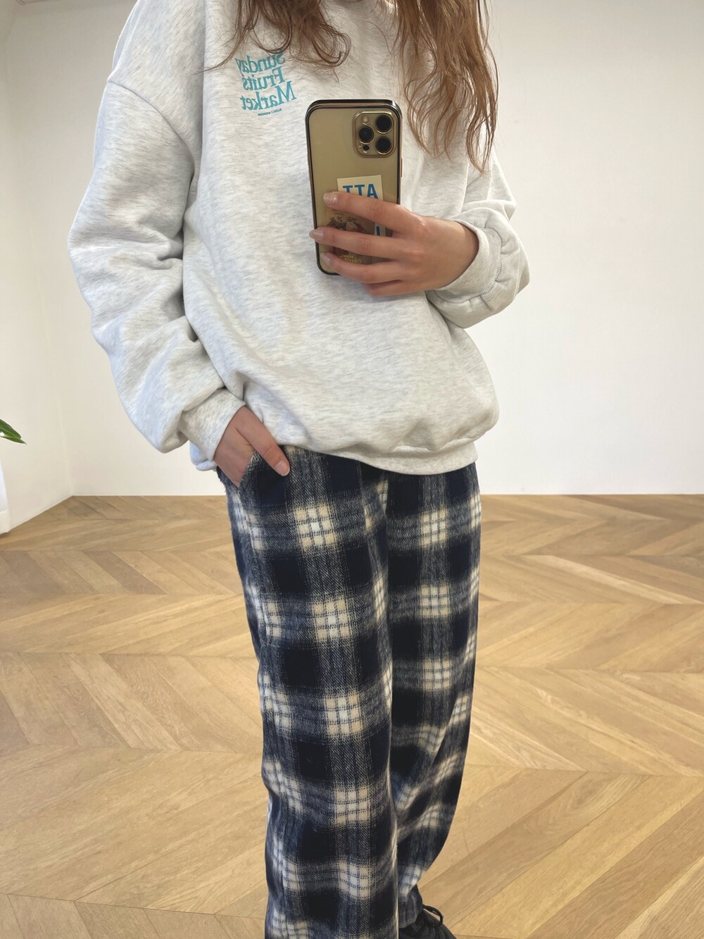 「冬コーデ、キャップ、チェック、休日スタイル、スウェット、スニーカー、ラフコーデ、ラクチンコーデ、ootd、カラーコーデ、カジュアルコーデ、トレーナー、チェックパンツ」｜「CANAL JEANのEl mar(エルマール) "Sunday Fruits Market"起毛トレーナー（スウェット、グレー系）」を使った、nanohaさん（レディース・164cm）の冬コーディネートの2枚目の写真