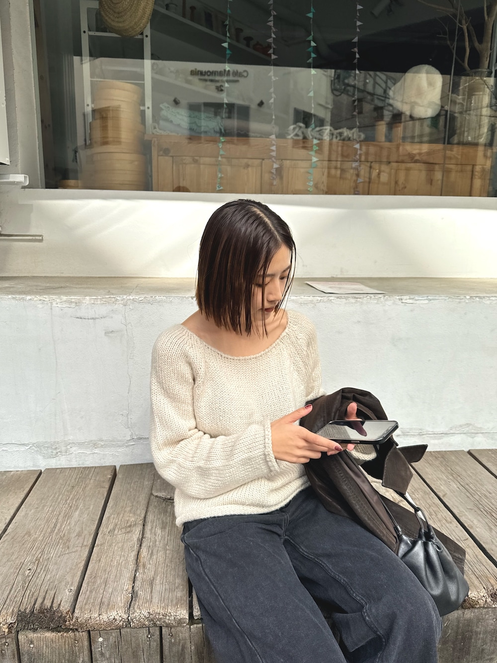 ブラウン系のその他アウター、ベージュ系のニット/セーター、ブラック系のショルダーバッグを着用したレディースの秋コーディネートの2枚目の写真